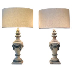 Coppia di antiche lampade da tavolo neoclassiche italiane a urna in legno scolpito