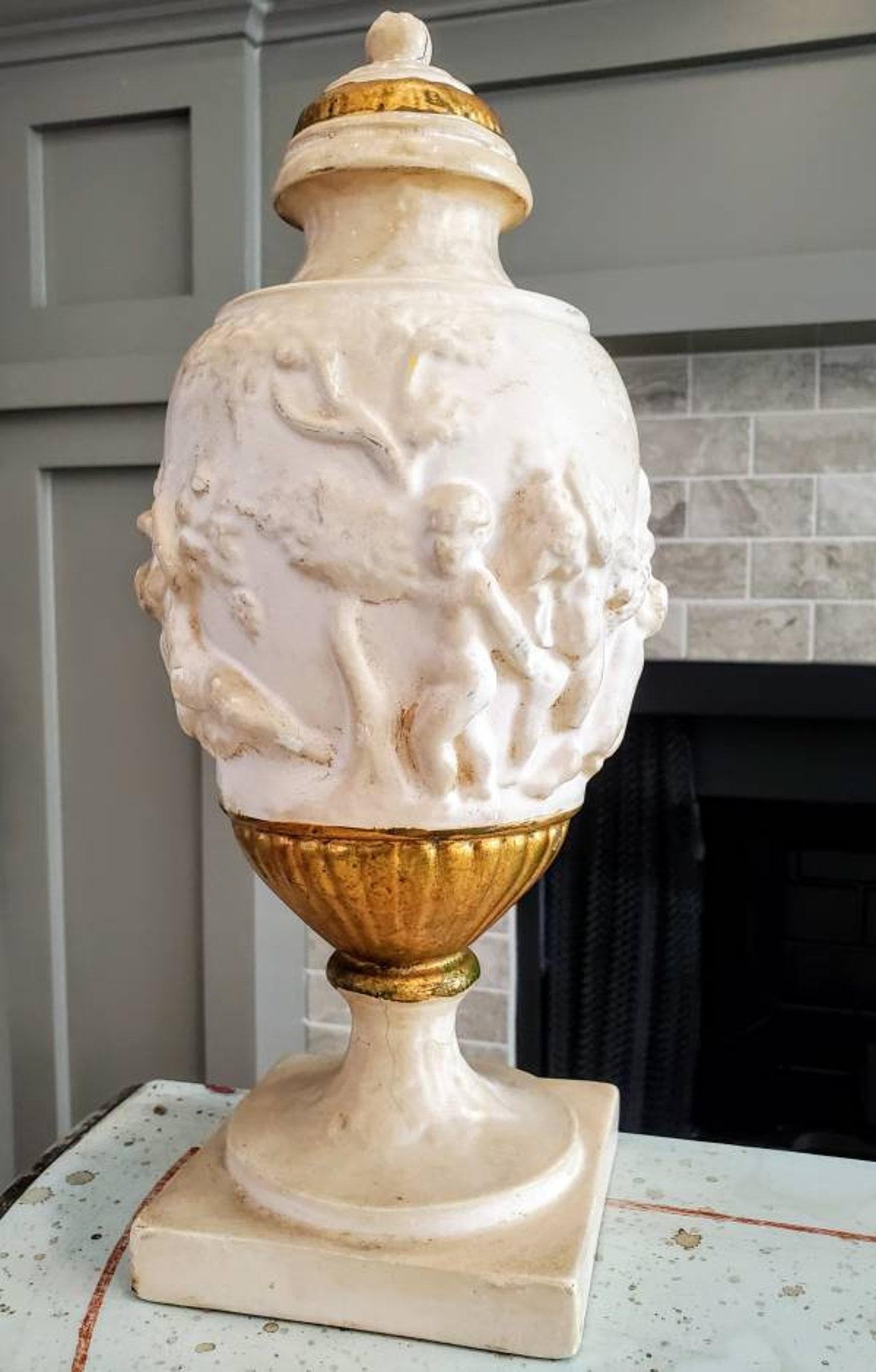 Bois doré Paire d'urnes décoratives italiennes néoclassiques anciennes en relief sculpté et doré en vente