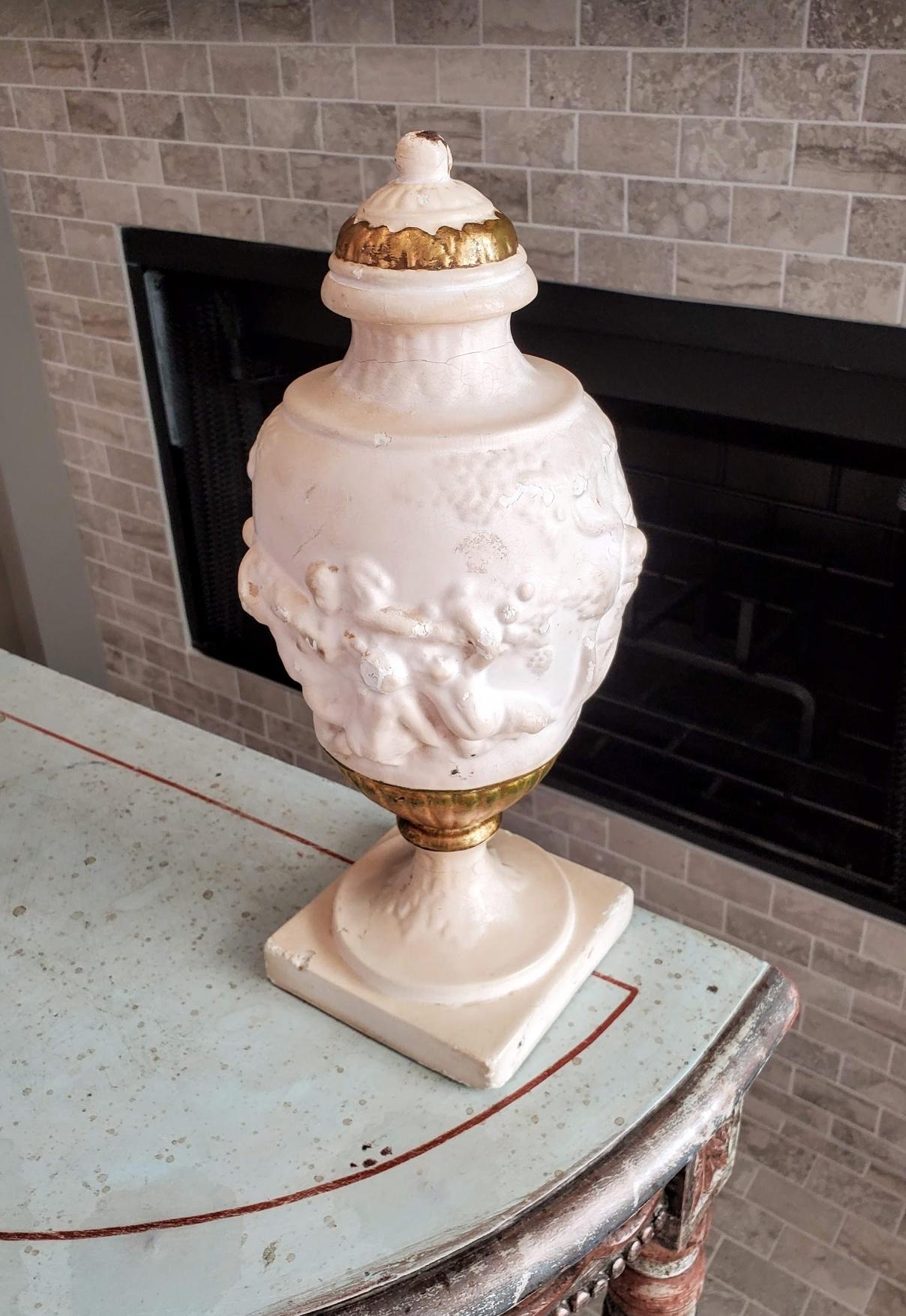 Paire d'urnes décoratives italiennes néoclassiques anciennes en relief sculpté et doré en vente 3