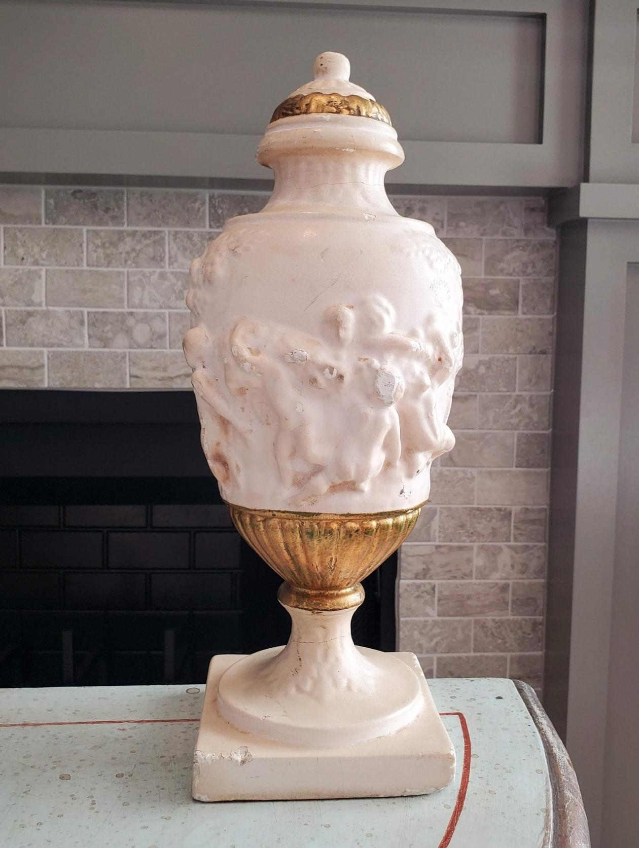 Paire d'urnes décoratives italiennes néoclassiques anciennes en relief sculpté et doré en vente 4