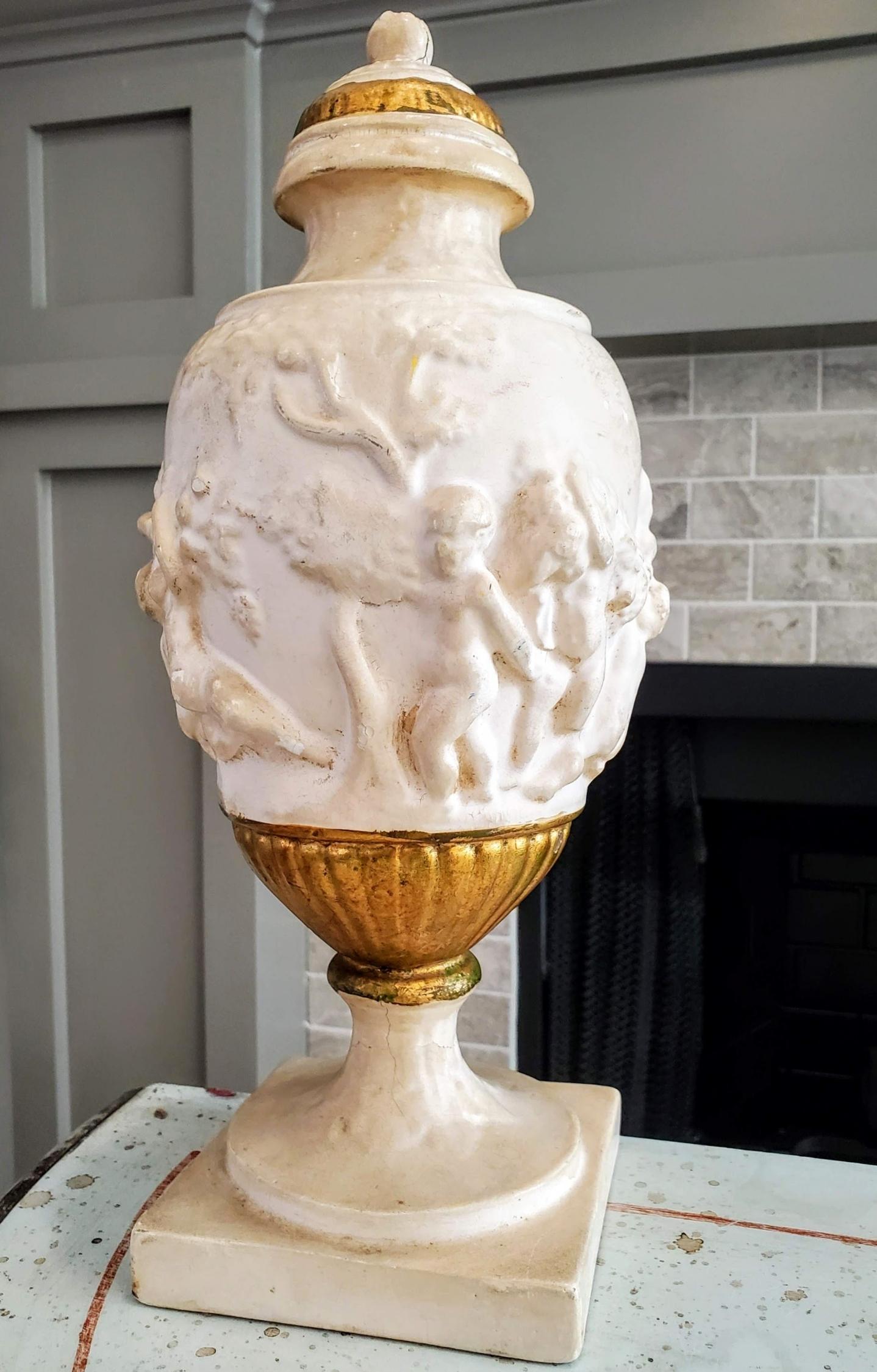 Paire d'urnes décoratives italiennes néoclassiques anciennes en relief sculpté et doré en vente 6