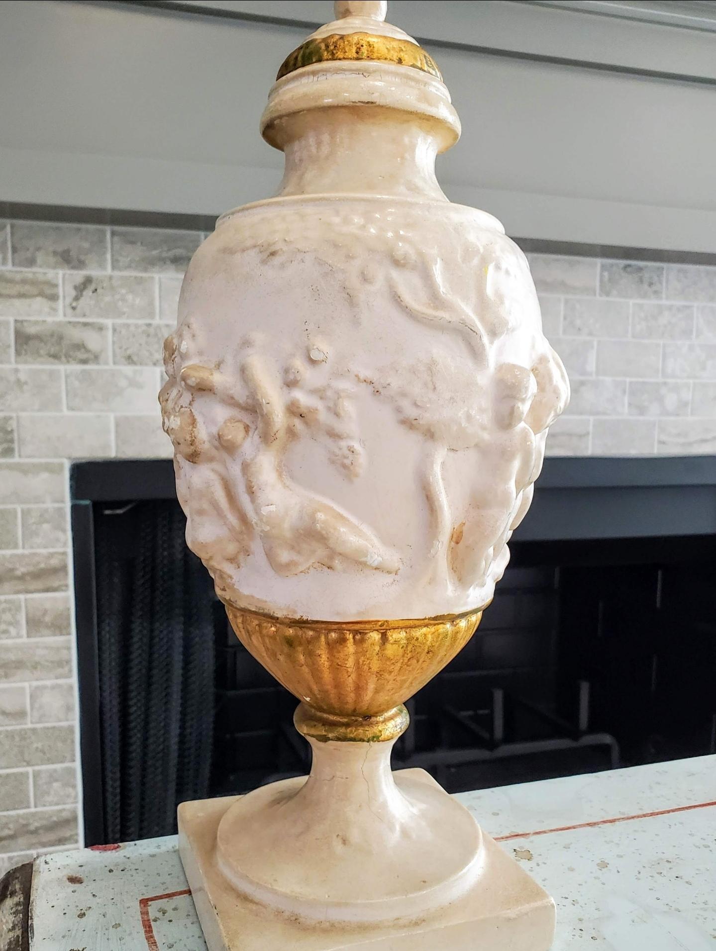 Paire d'urnes décoratives italiennes néoclassiques anciennes en relief sculpté et doré en vente 7