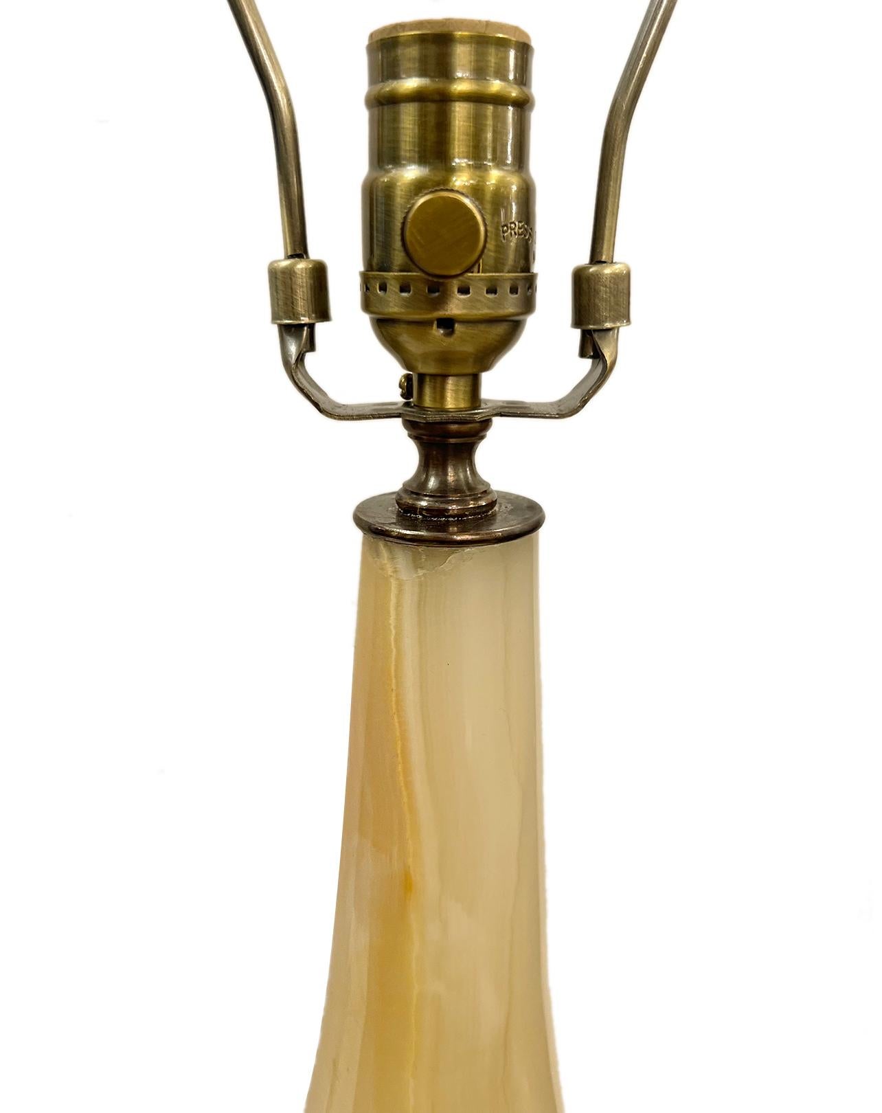 Paire de lampes colonnes italiennes en onyx datant des années 1920.

Mesures :
Hauteur du corps : 20