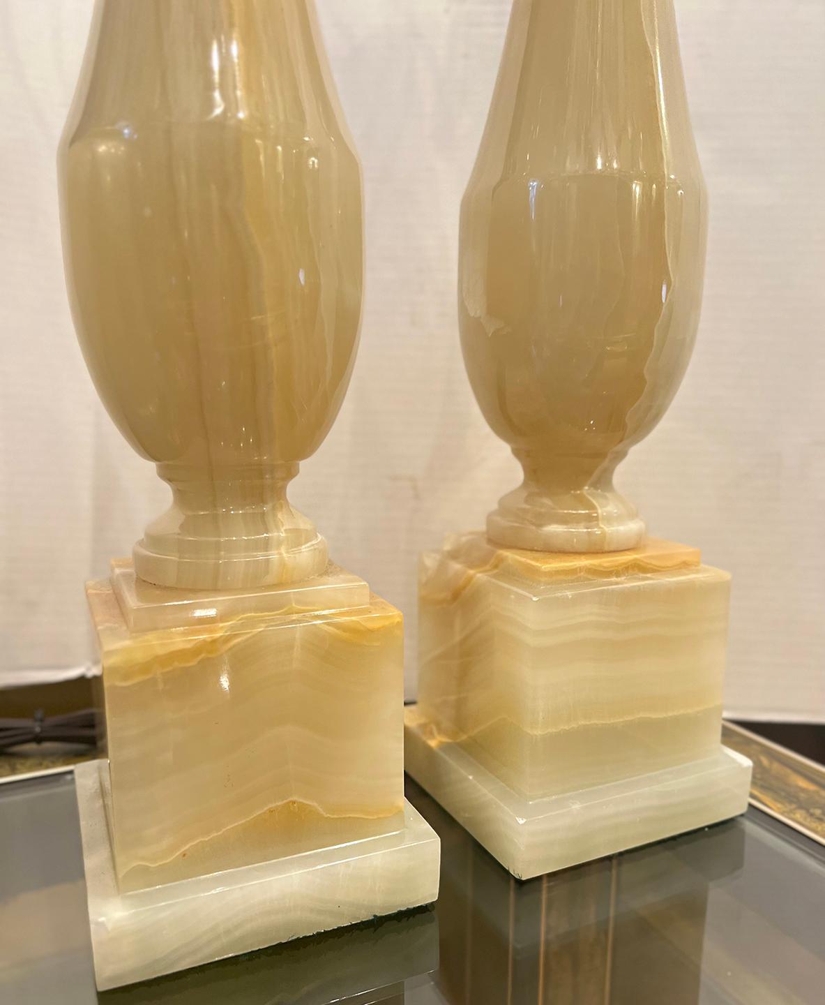 Paire de lampes italiennes anciennes en onyx en vente 1