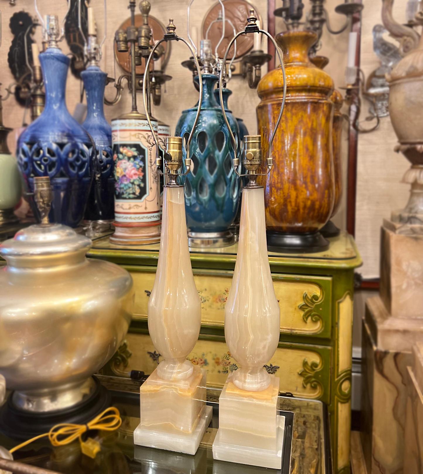 Paire de lampes italiennes anciennes en onyx en vente 2