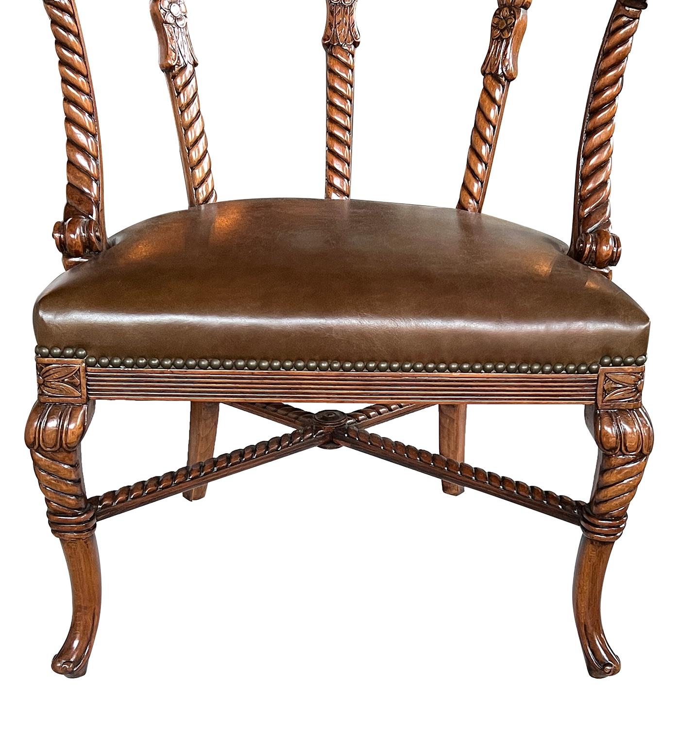 Cuir Paire d'anciens fauteuils italiens  dossier arrondi et assise en cuir en vente
