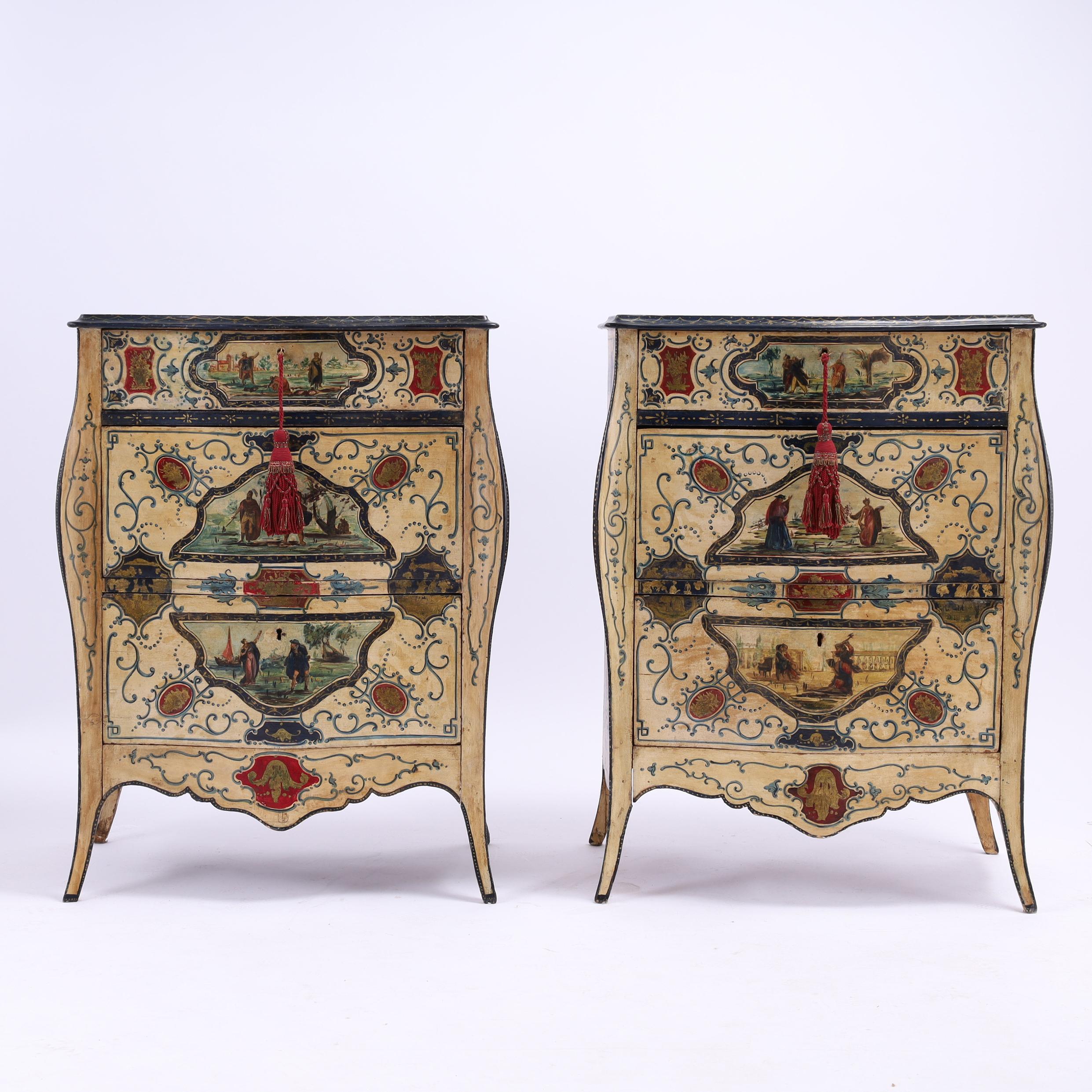 Impressionante coppia di cassettiere o commodes italiane del XIX secolo, realizzate artigianalmente in legno massiccio con una vernice a forma di bombay decorata in stile rinascimentale con figure a decoupage su uno sfondo neutro e impostate su