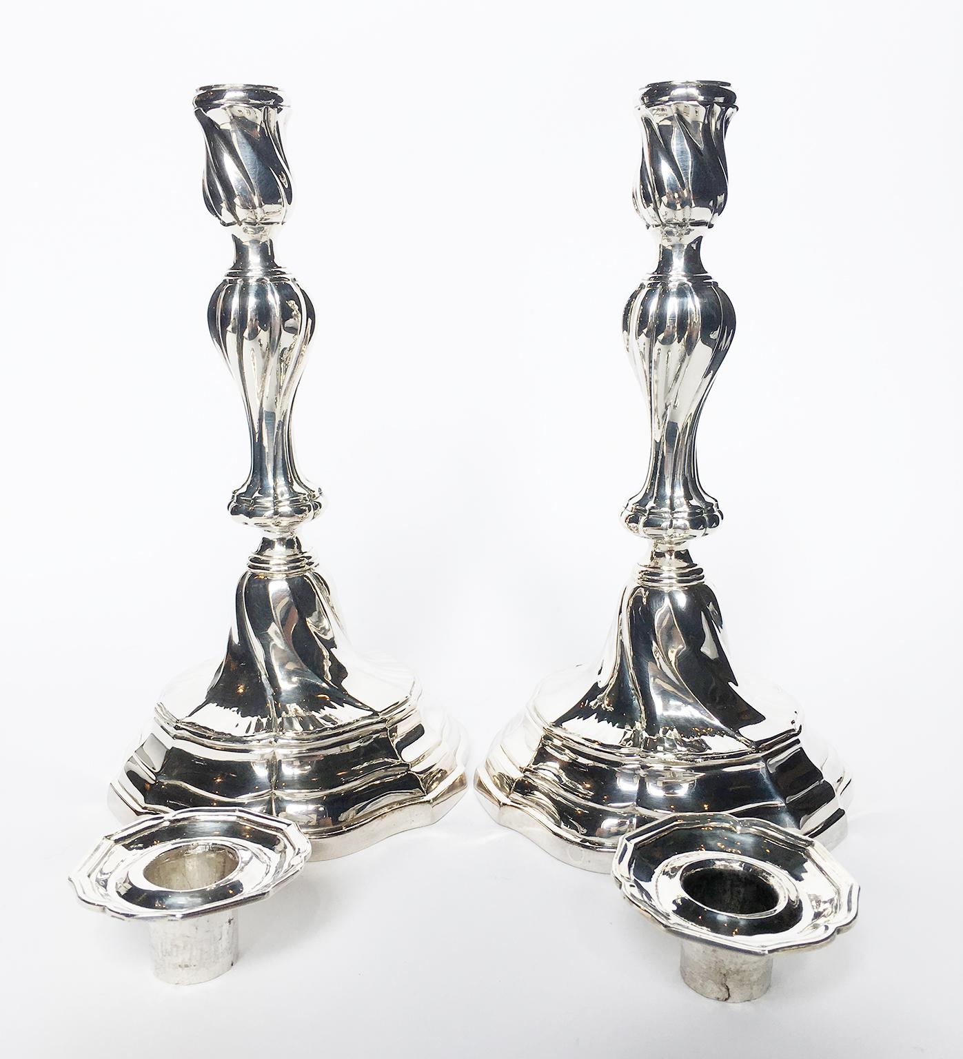 Pair of sterling silver candlesticks
Turin, circa 1760-1780
Taster and counter-taster: Carlo Micha, in service since 1759.
They measure 10.15 in (25.8 cm) in height x 5.51 in (14 cm) in diameter
lb 2.2 (kg 1)
State of conservation: almost excellent.