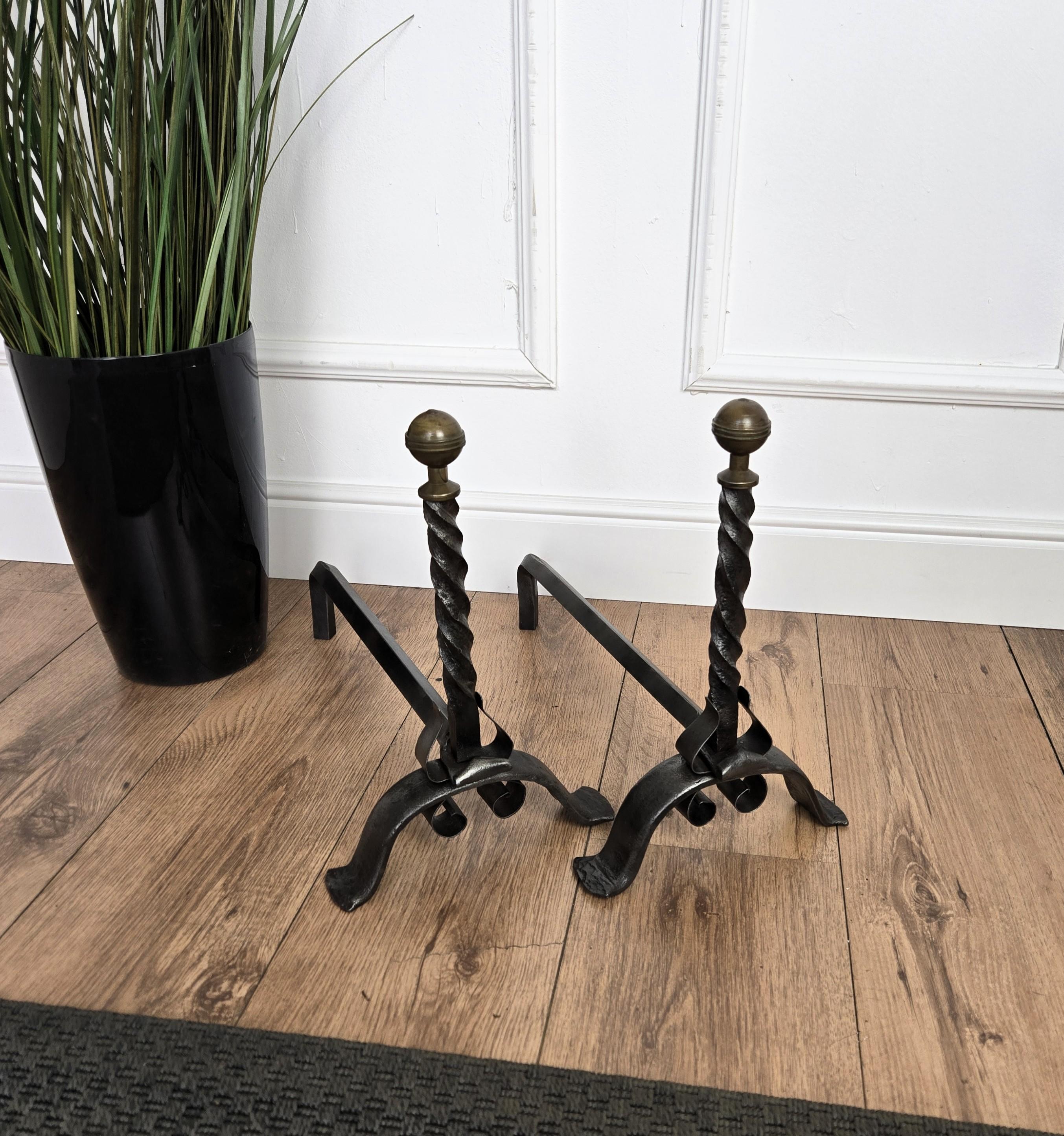 Barocco Coppia di antichi androni italiani in ferro battuto e tornito per caminetto in vendita