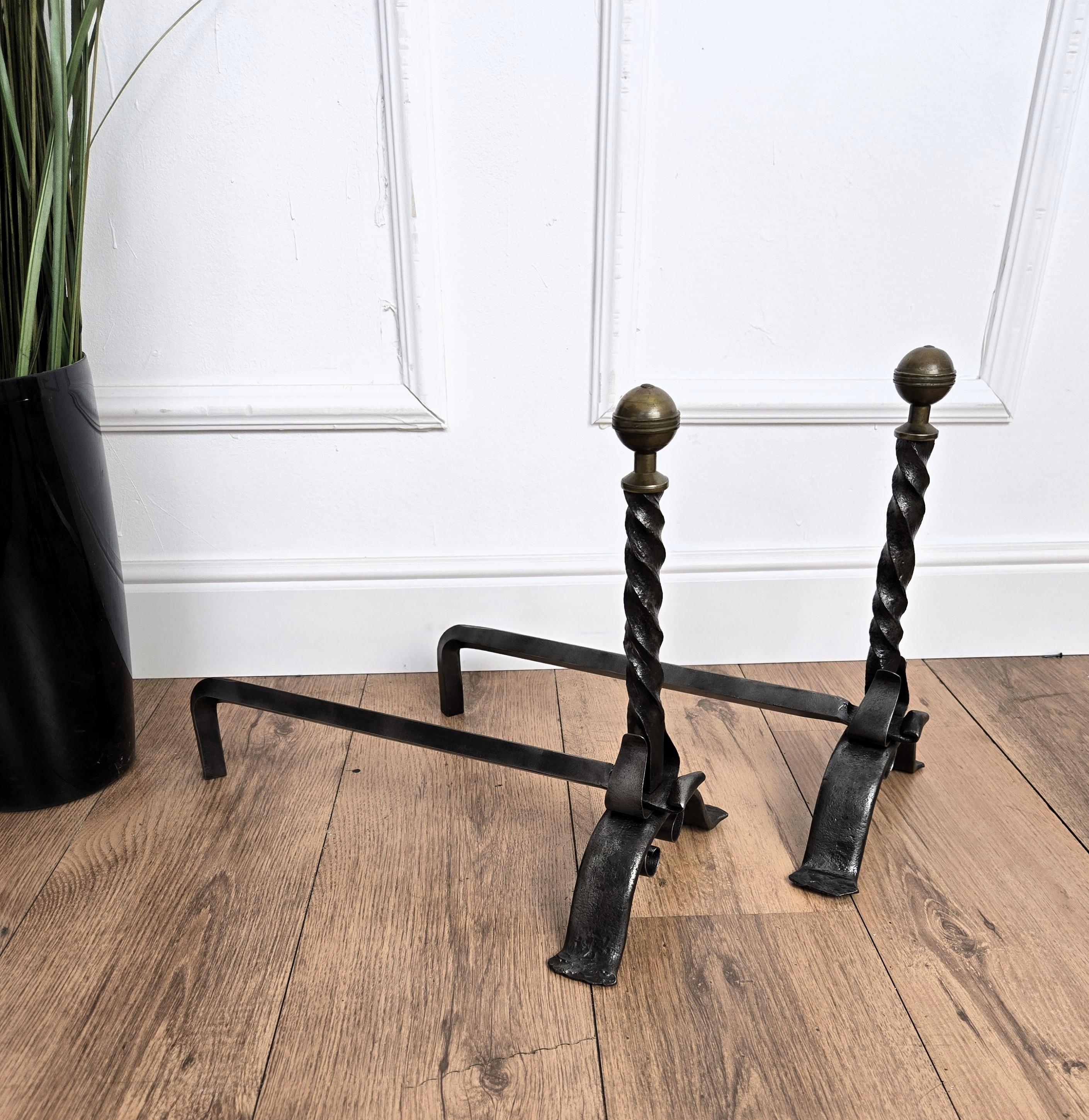 Italiano Coppia di antichi androni italiani in ferro battuto e tornito per caminetto in vendita