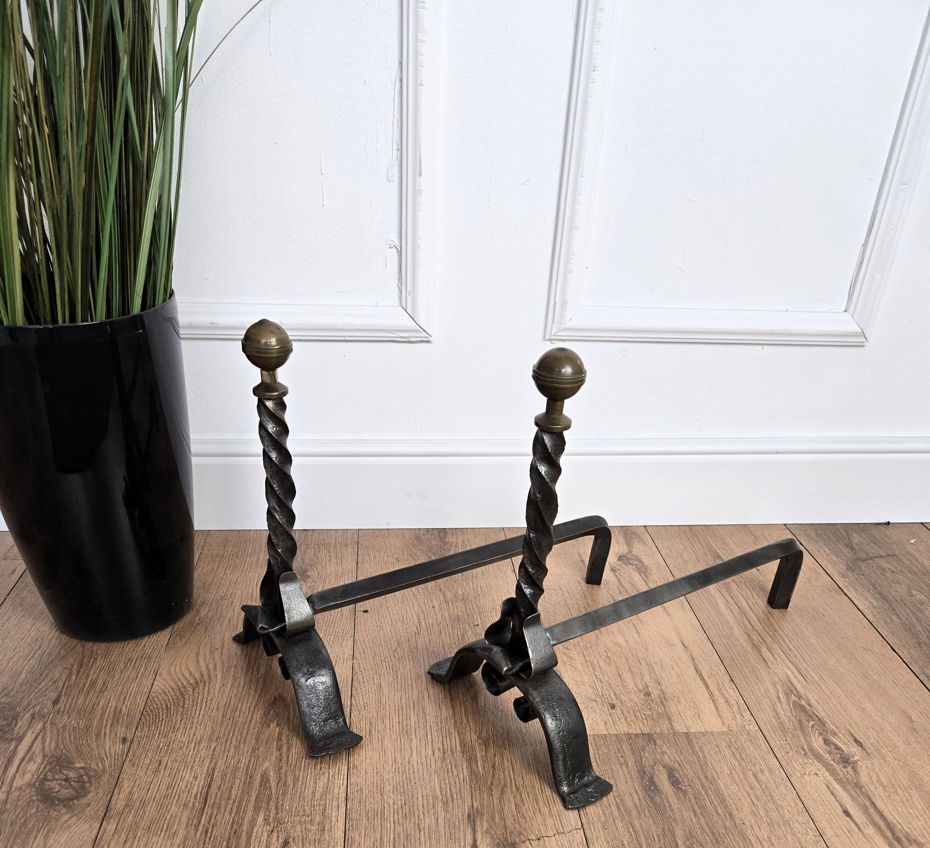 Coppia di antichi androni italiani in ferro battuto e tornito per caminetto In condizioni buone in vendita a Carimate, Como