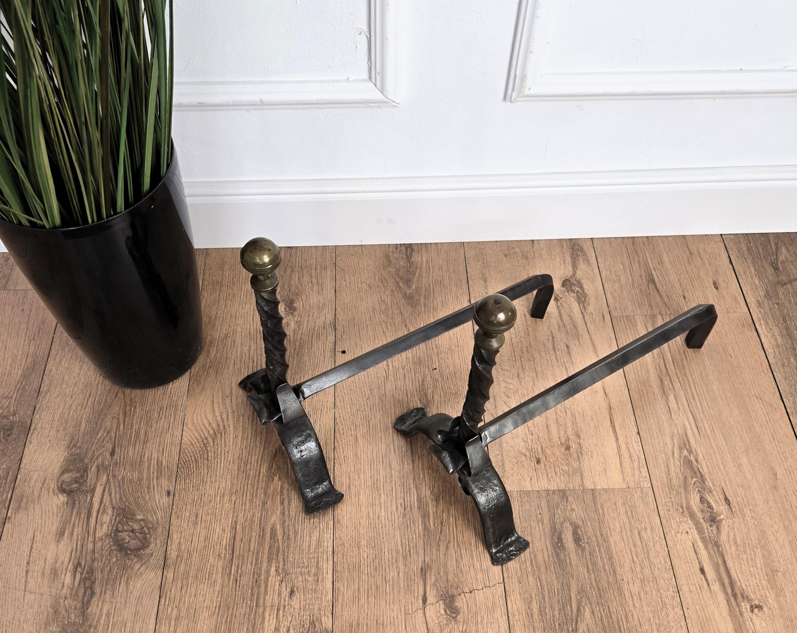 XX secolo Coppia di antichi androni italiani in ferro battuto e tornito per caminetto in vendita