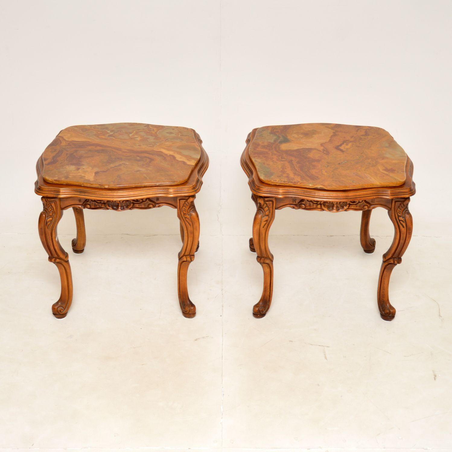 A very stylish and well made pair of vintage Italian side tables, dating from around the 1950s.

They are of superb quality, with beautifully carved solid walnut frames and inset onyx tops. The onyx has extraordinary colours and patterns, these