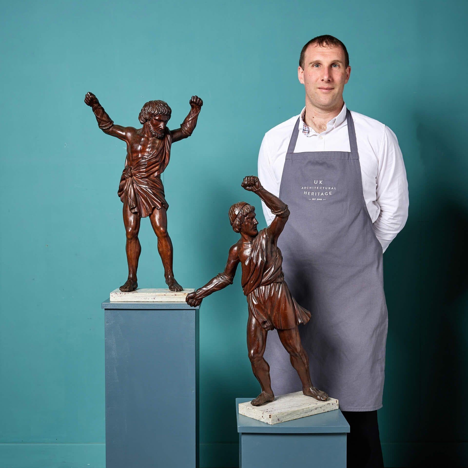 Pareja de estatuas antiguas italianas de nogal, según el modelo del antiguo Gladiador Borghese.

En estilo Grand Tour, esta pareja decorativa es un elemento impresionante para una propiedad de época que quiera apreciar la artesanía y el patrimonio