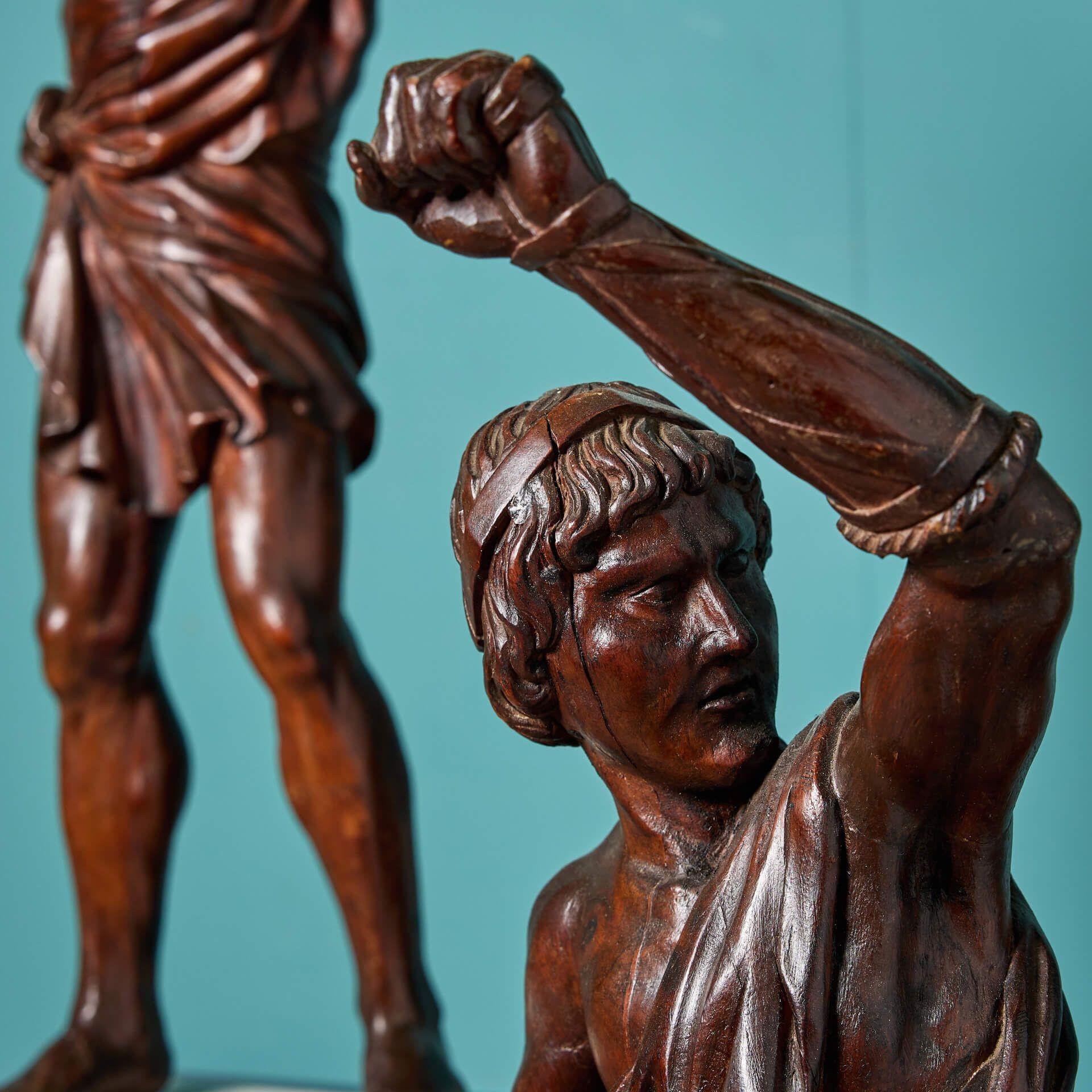 Pareja de antiguas estatuas italianas de nogal de gladiadores Grand Tour en venta