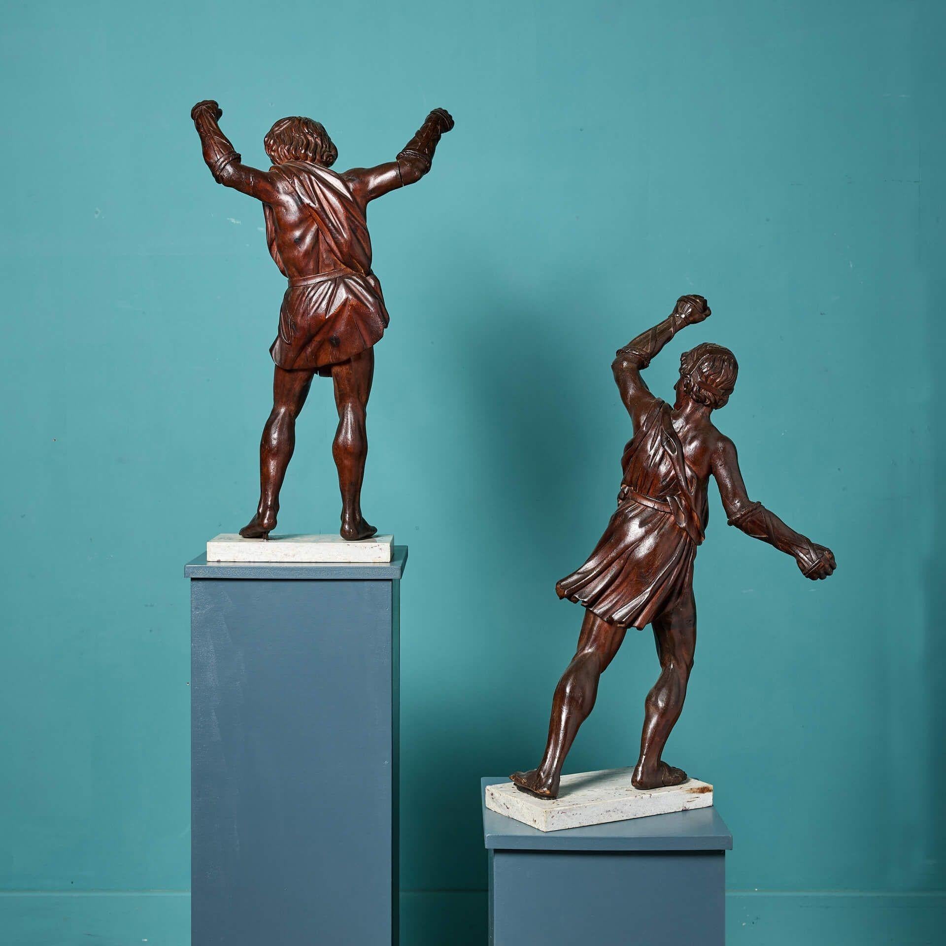 Pareja de antiguas estatuas italianas de nogal de gladiadores Mármol en venta