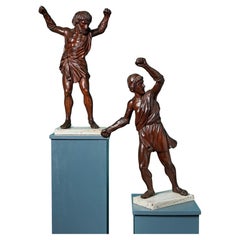 Paar antike italienische Statuen von Gladiatoren aus Nussbaumholz