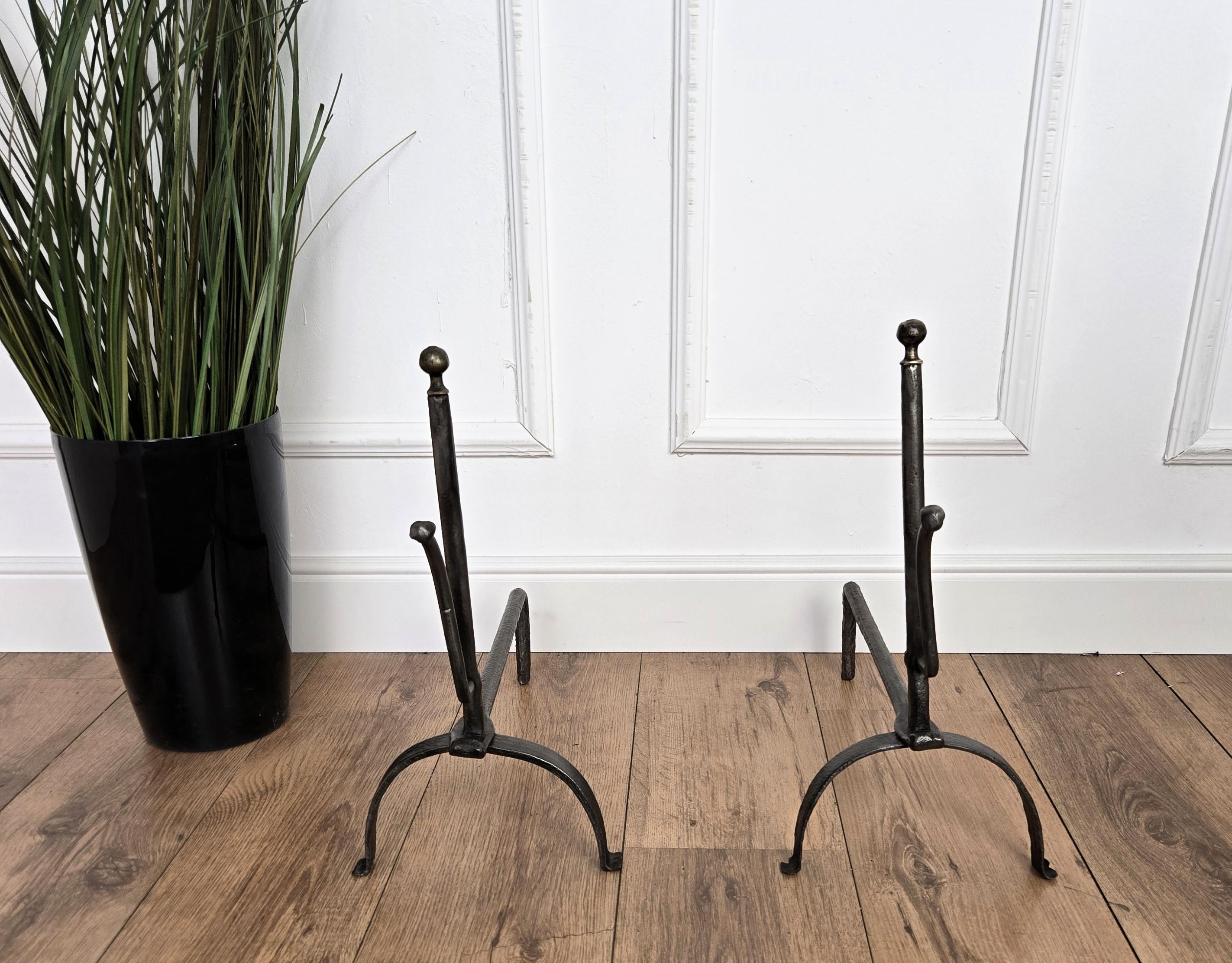 Barocco Coppia di antichi androni italiani in ferro battuto per caminetto in vendita