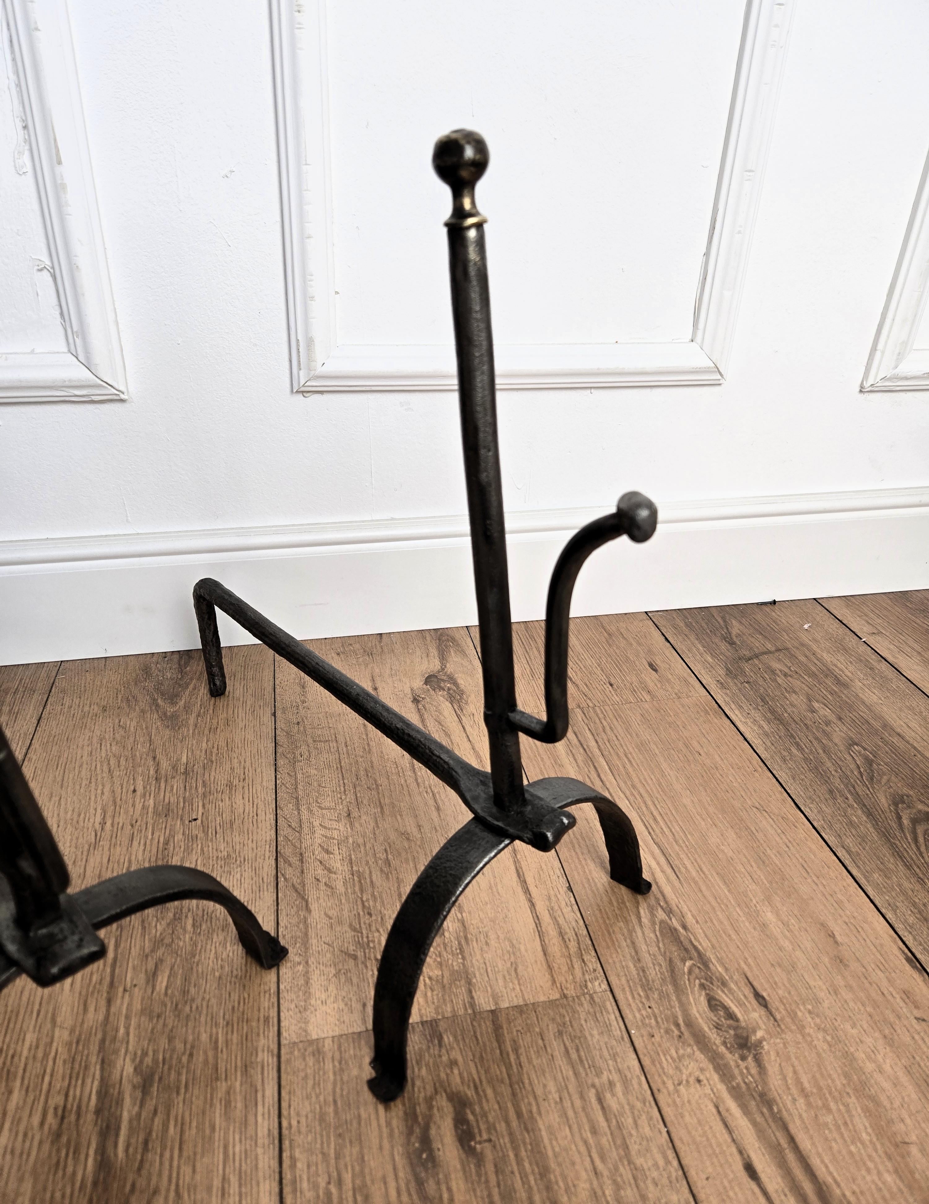 Coppia di antichi androni italiani in ferro battuto per caminetto In condizioni buone in vendita a Carimate, Como