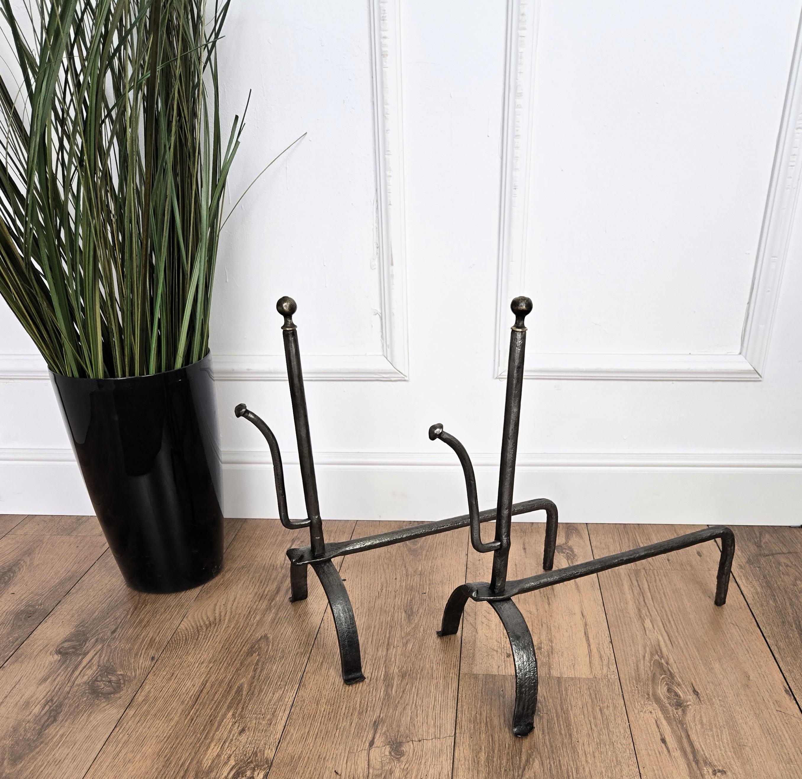 XX secolo Coppia di antichi androni italiani in ferro battuto per caminetto in vendita