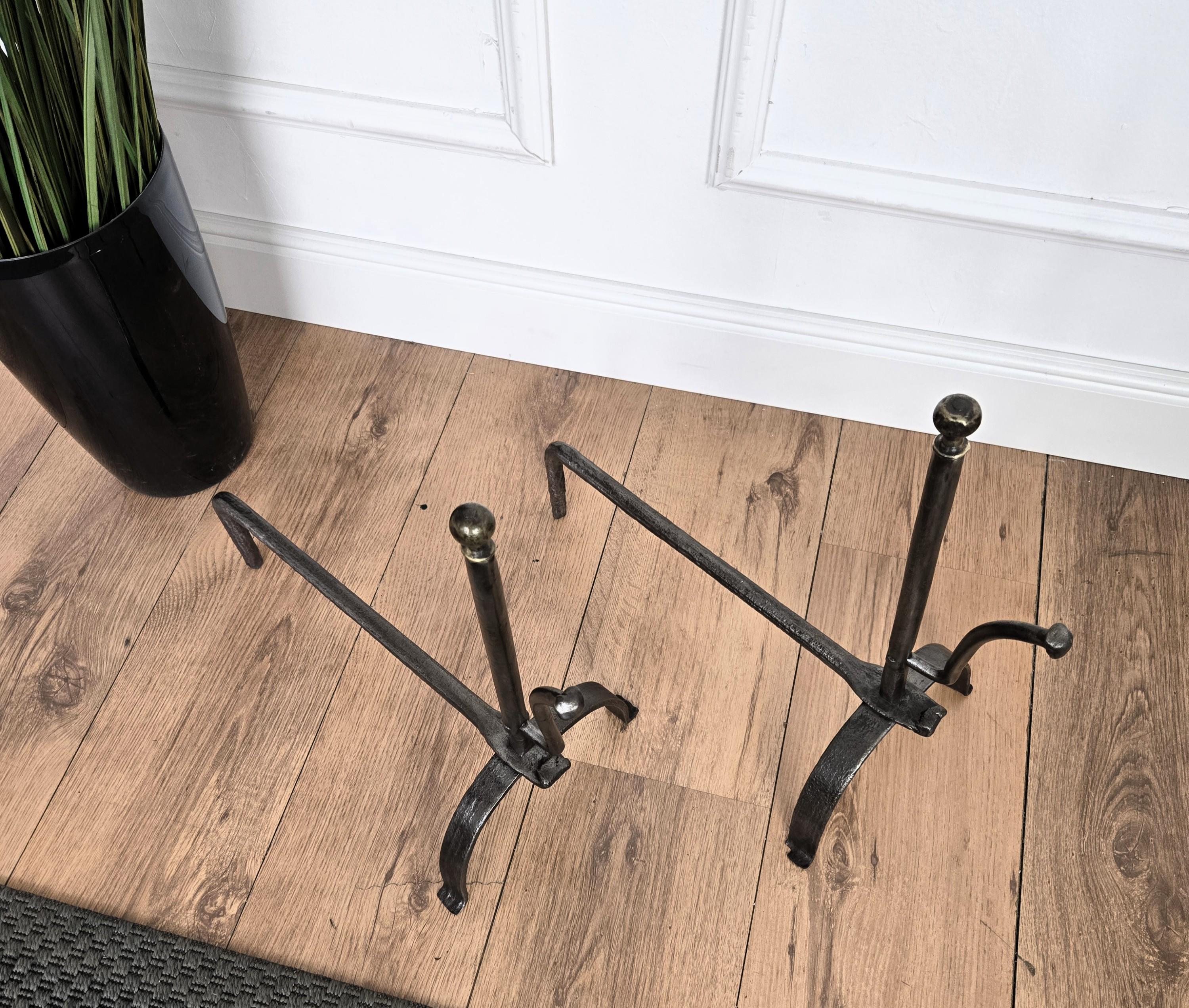 Ottone Coppia di antichi androni italiani in ferro battuto per caminetto in vendita