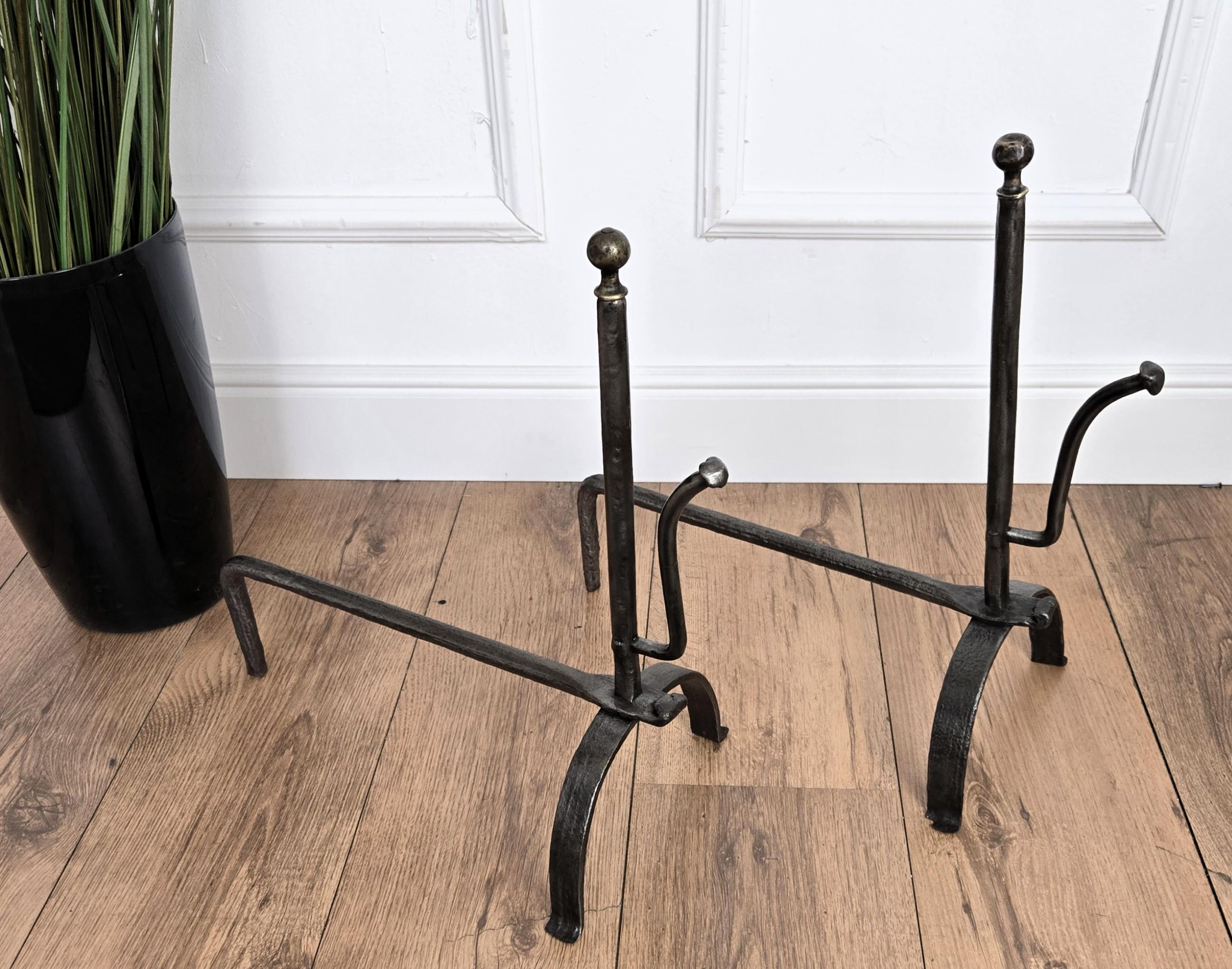 Coppia di antichi androni italiani in ferro battuto per caminetto in vendita 1