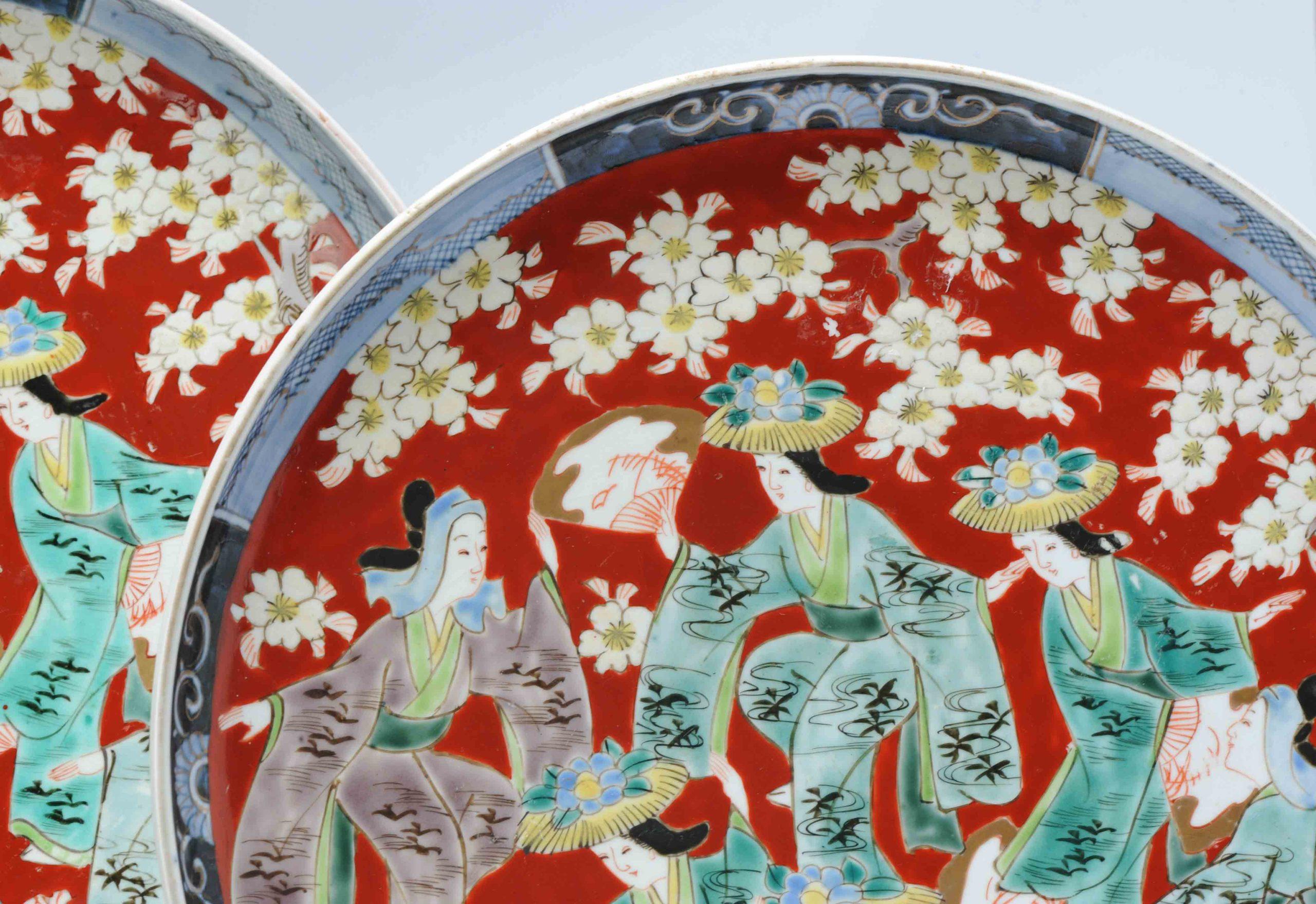Pair of Antique Japanese Arita Chargers with Ladies in a Garden, 19th Century In Good Condition For Sale In Amsterdam, Noord Holland