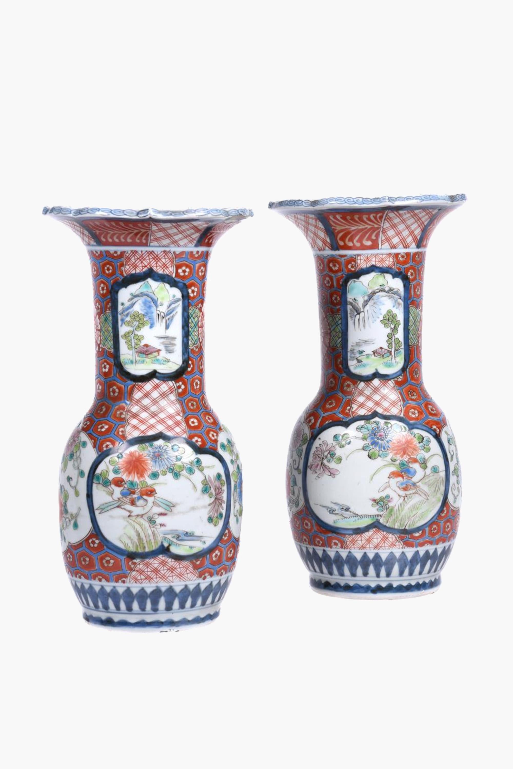 Ein Paar antiker japanischer Arita-Imari-Porzellanvasen, die auch als Lampen erhältlich sind.

Japanische Porzellanvasen aus der Meiji-Zeit (1868-1913), verziert mit leuchtenden Emaillen in Imari-Farben. Der Korpus ist mit abwechselnden Vignetten