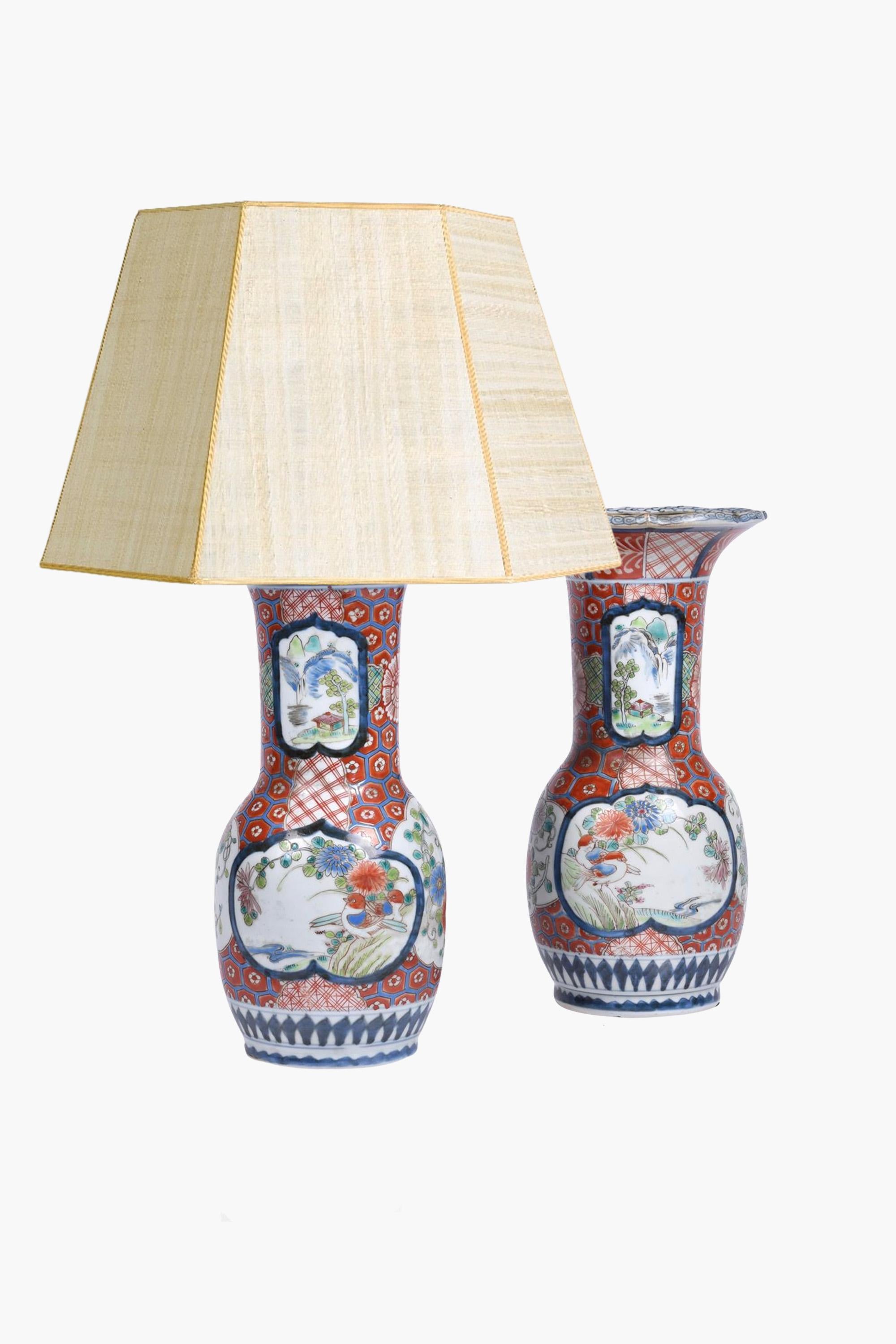 Paar antike japanische Arita Imari Porcelain Vasenlampen (Japanisch) im Angebot