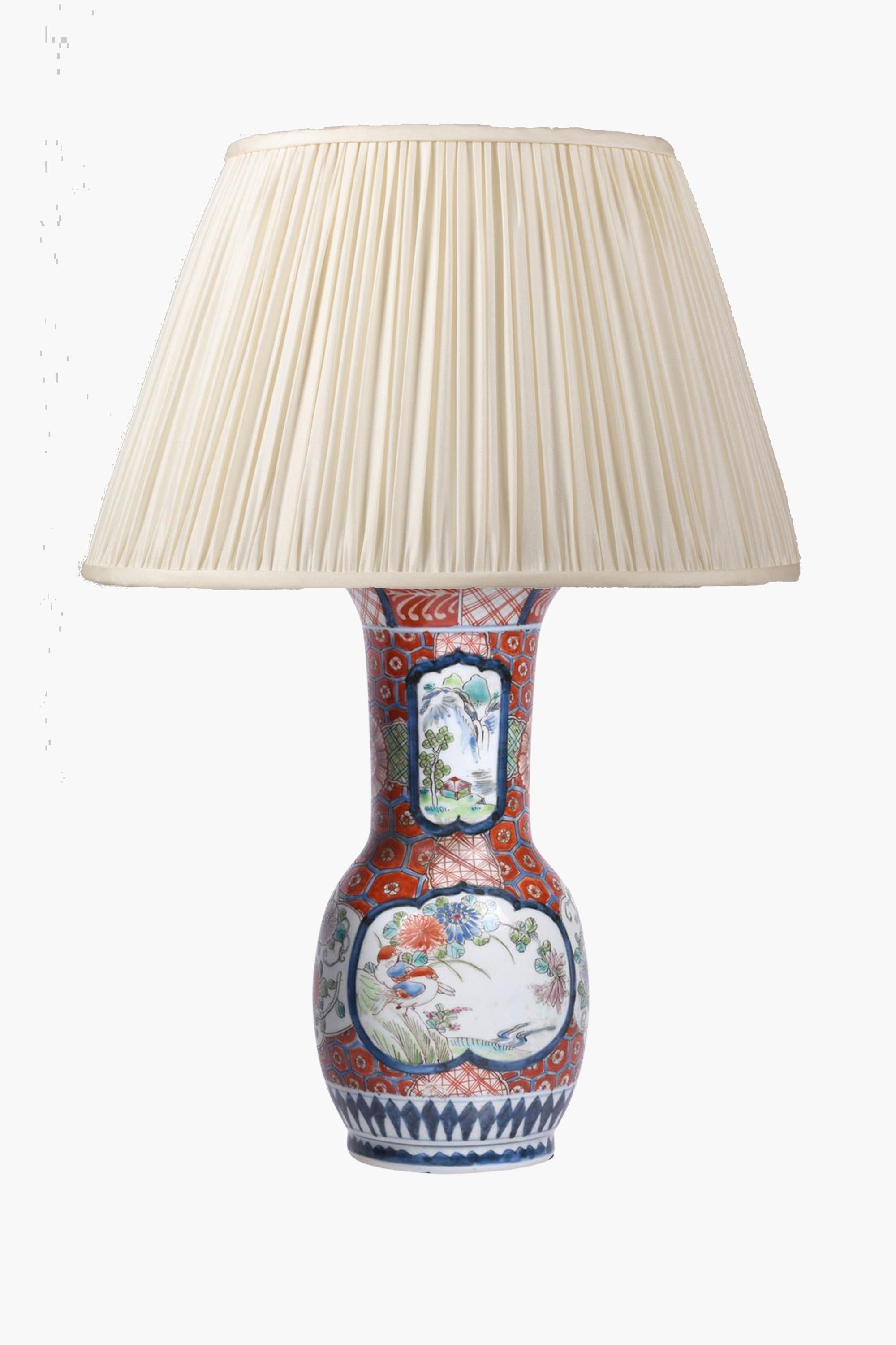 Paar antike japanische Arita Imari Porcelain Vasenlampen (Glasiert) im Angebot