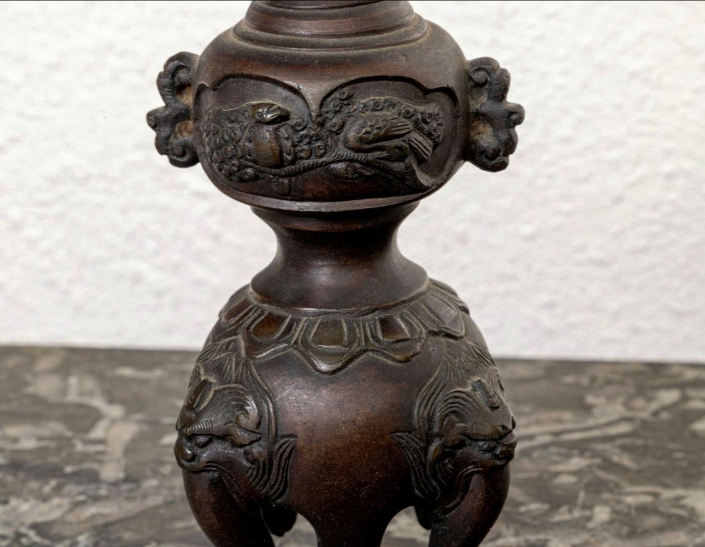 Meiji Coppia di antichi candelabri giapponesi in bronzo / portaincenso in vendita