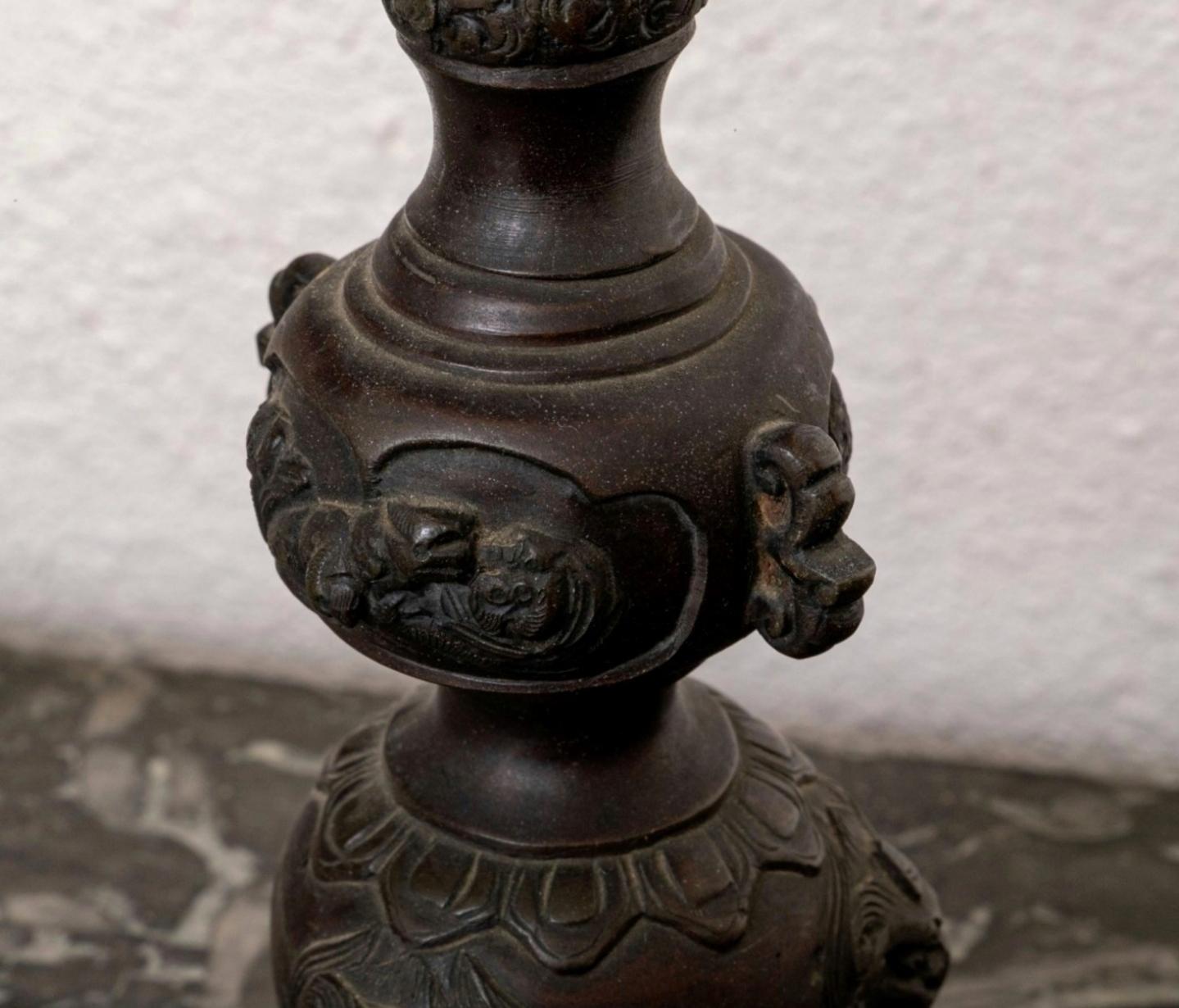 Giapponese Coppia di antichi candelabri giapponesi in bronzo / portaincenso in vendita