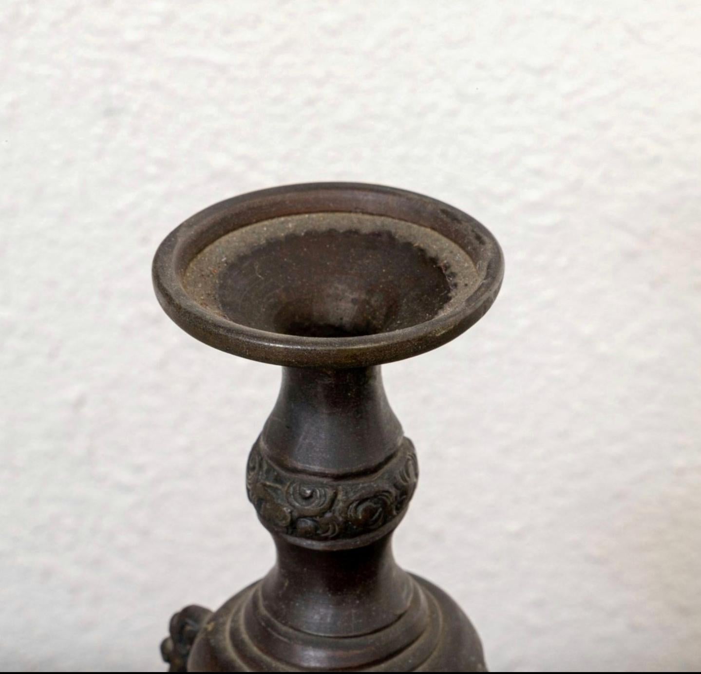 Coppia di antichi candelabri giapponesi in bronzo / portaincenso In condizioni discrete in vendita a Forney, TX