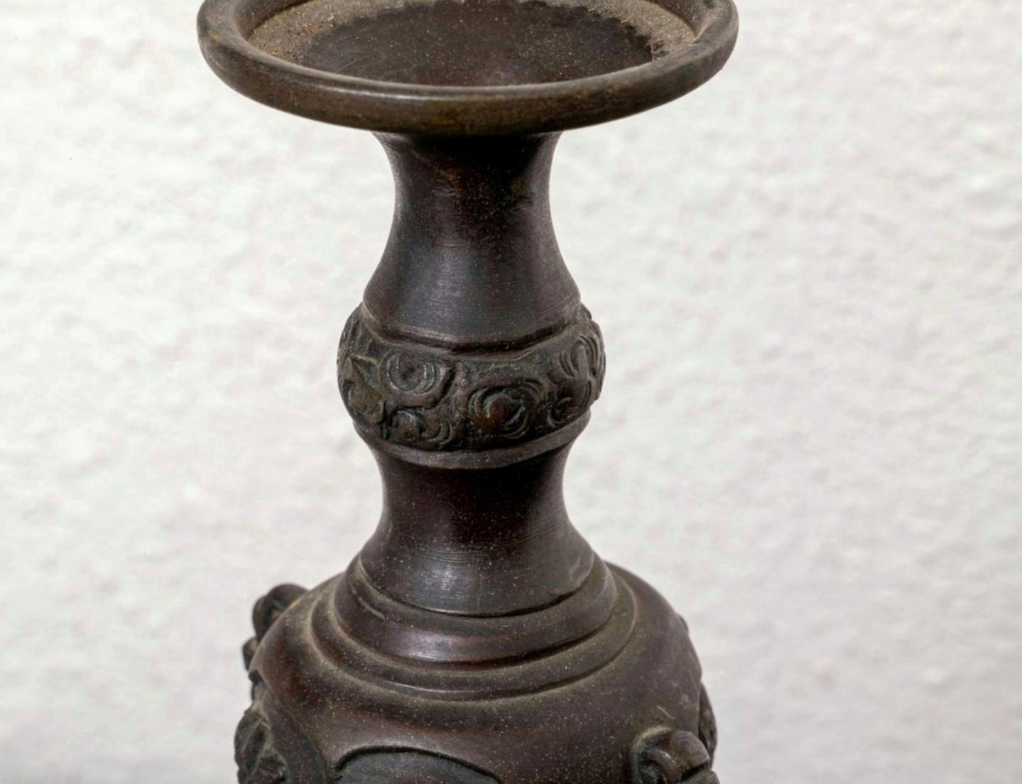 XIX secolo Coppia di antichi candelabri giapponesi in bronzo / portaincenso in vendita