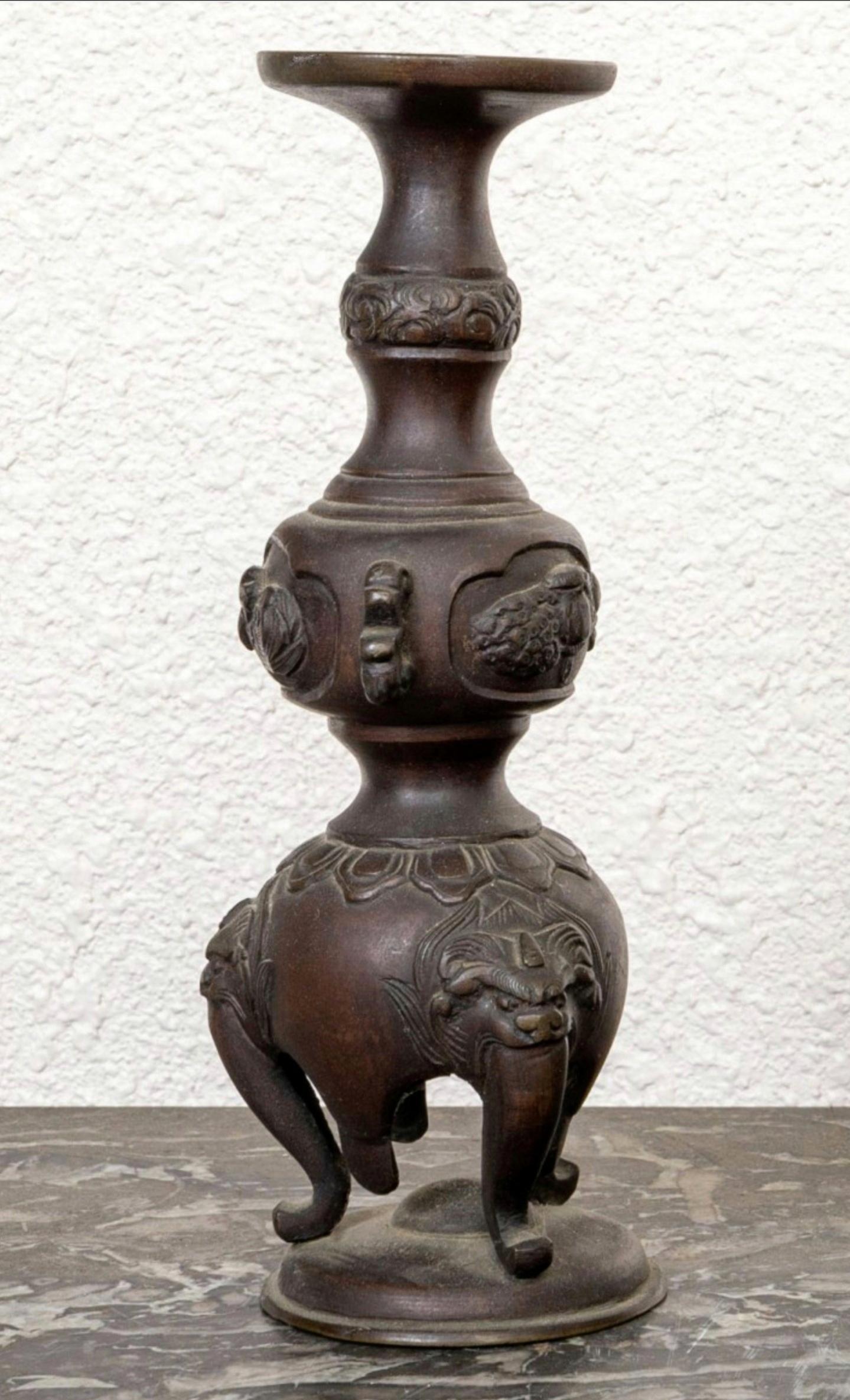 Bronzo Coppia di antichi candelabri giapponesi in bronzo / portaincenso in vendita