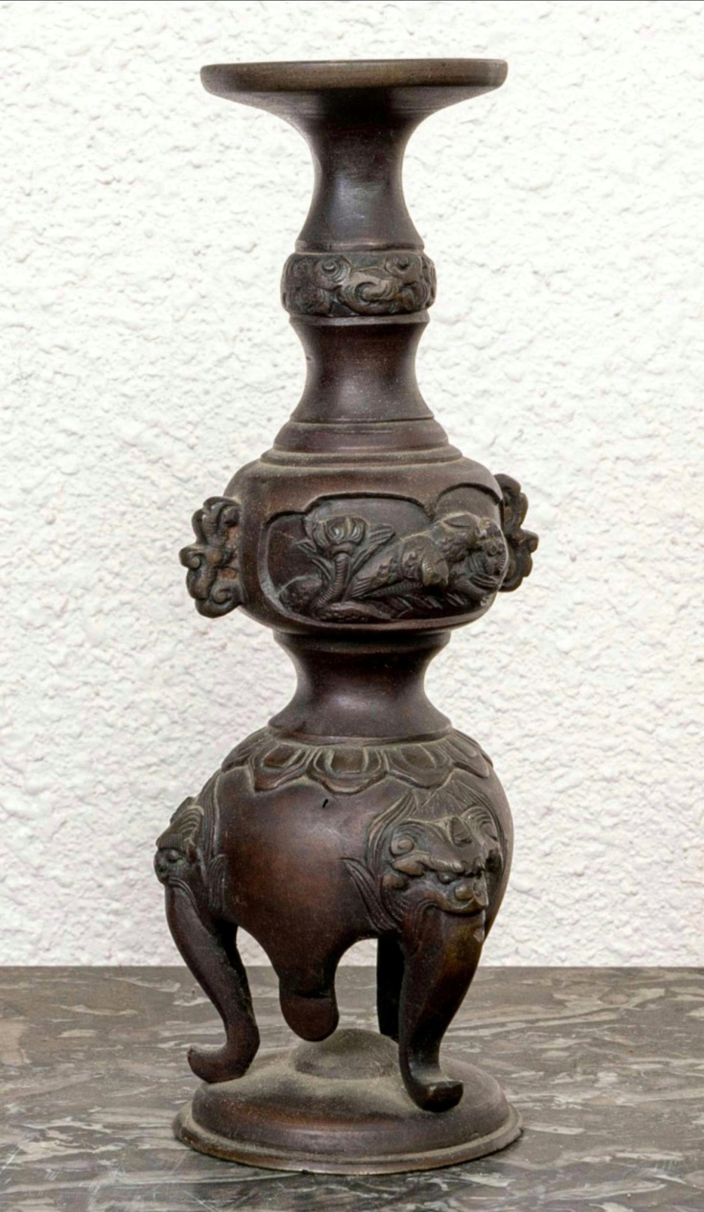 Coppia di antichi candelabri giapponesi in bronzo / portaincenso in vendita 1