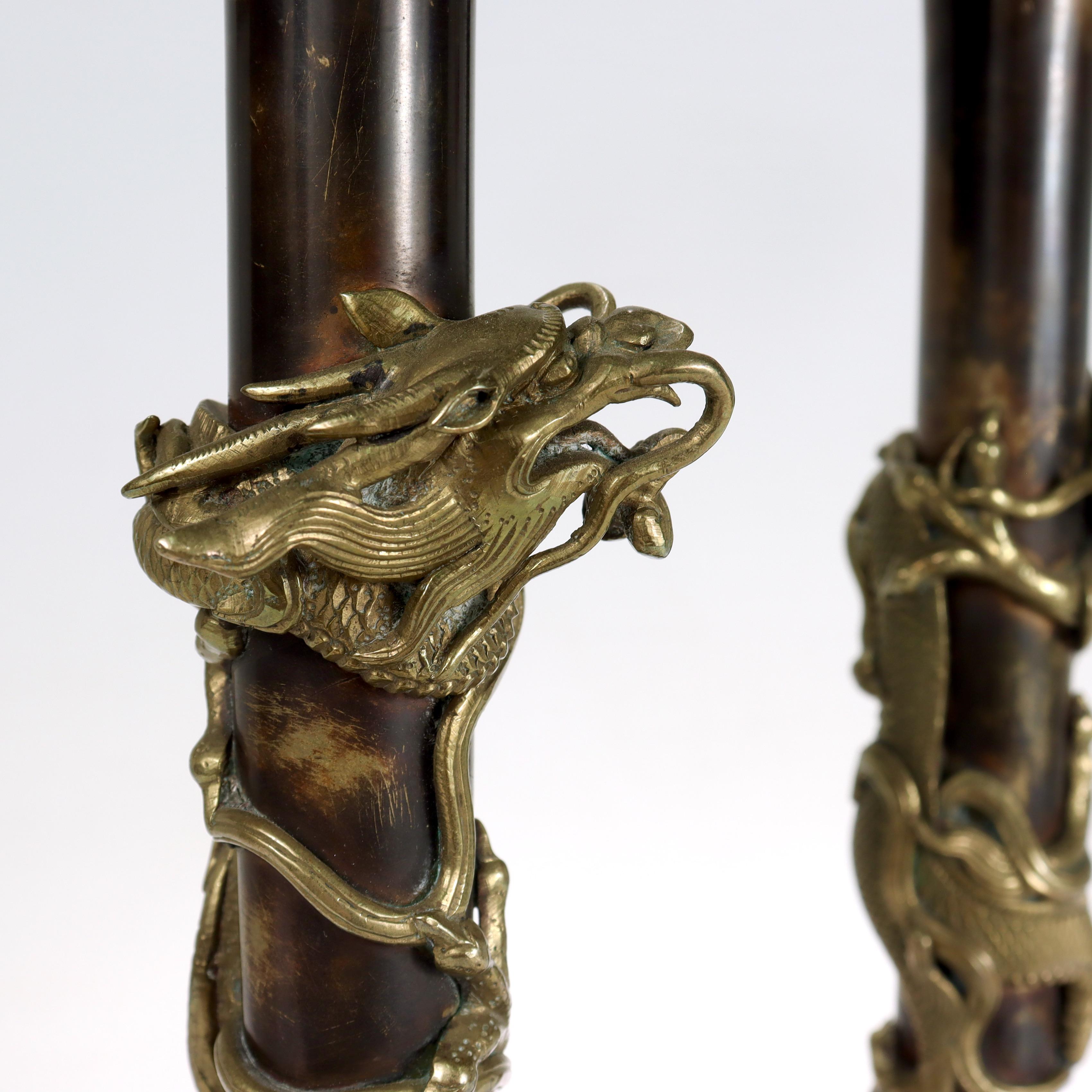Paar antike japanische Bronze-Kerzenständer mit geriffelten Drachen im Angebot 5