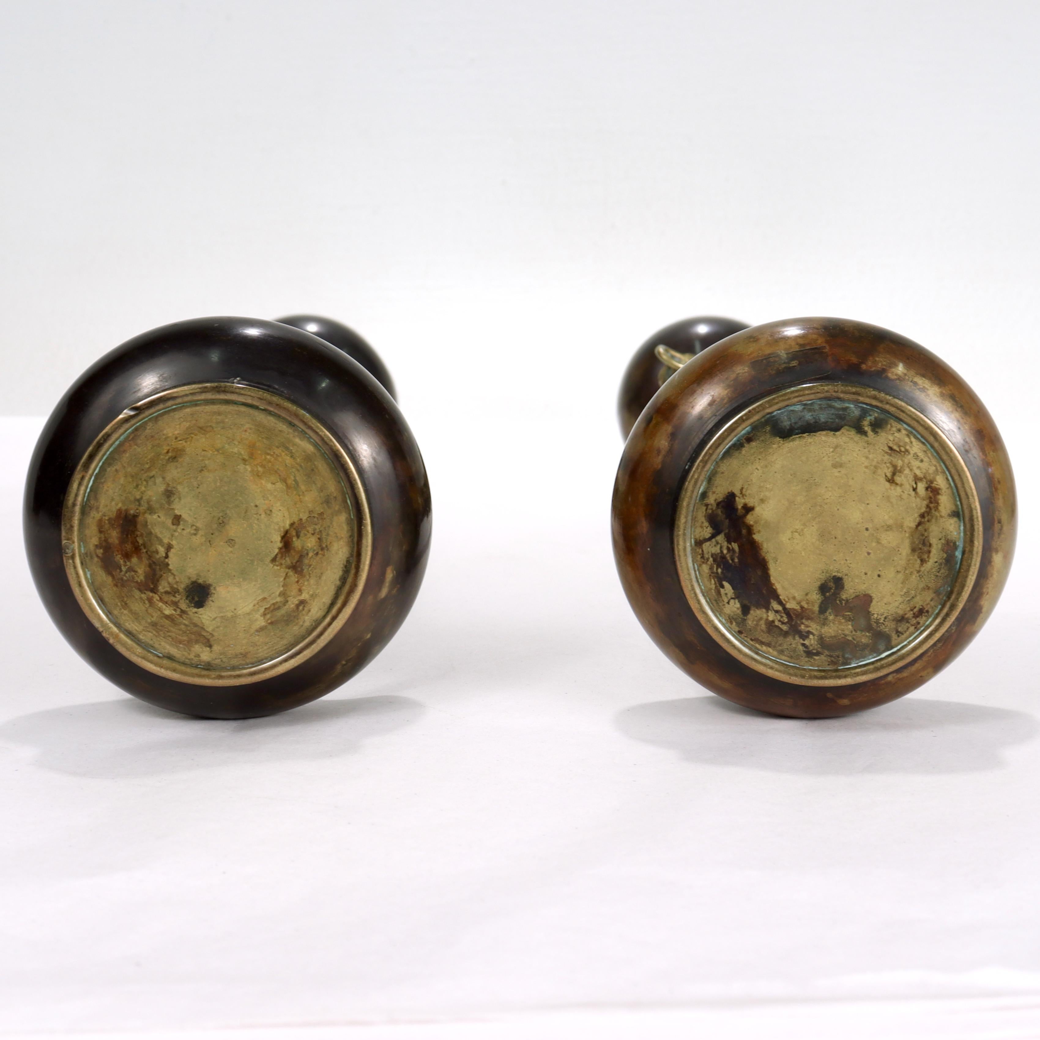 Paar antike japanische Bronze-Kerzenständer mit geriffelten Drachen im Angebot 8