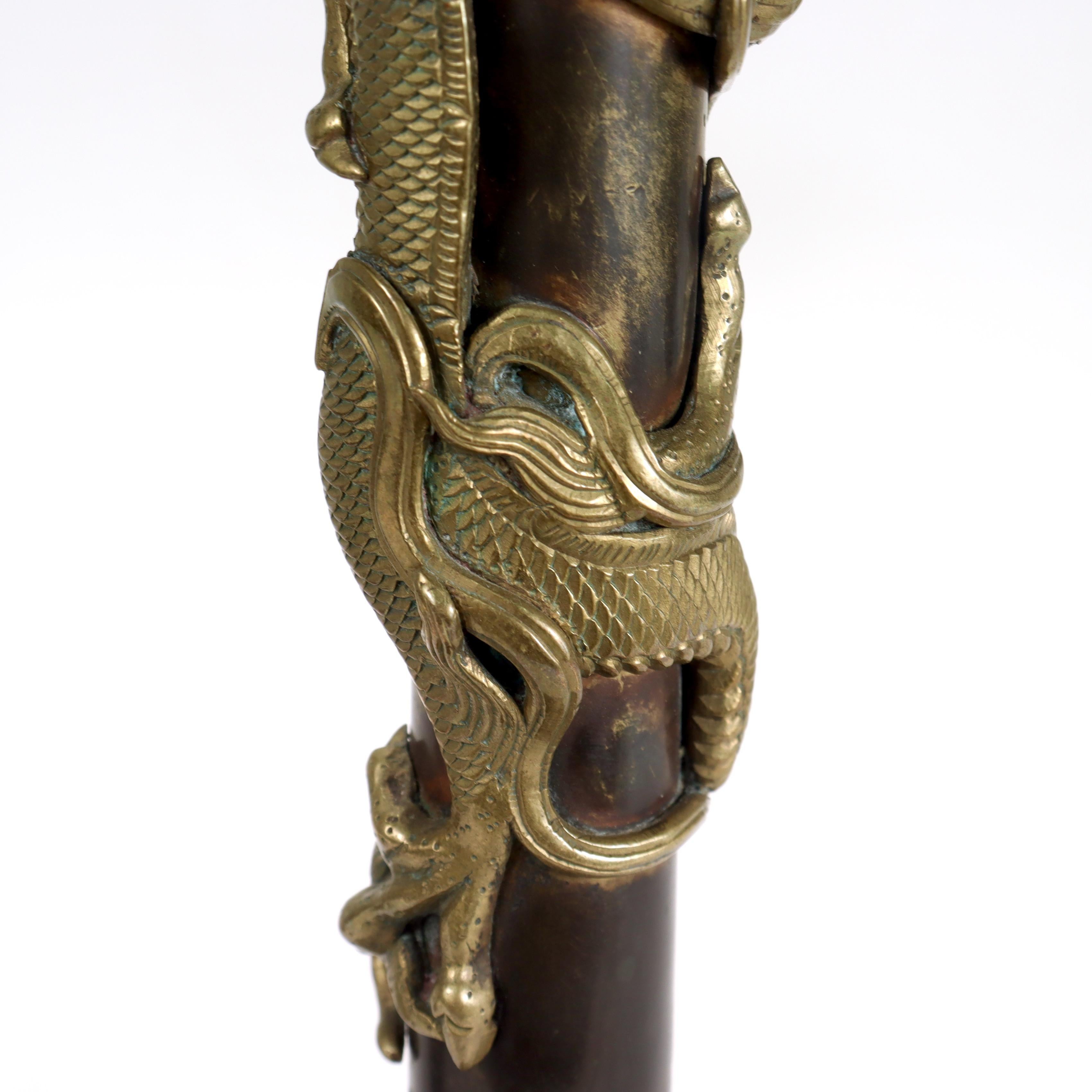 Paire de bougeoirs japonais anciens en bronze avec dragons enroulés en vente 12