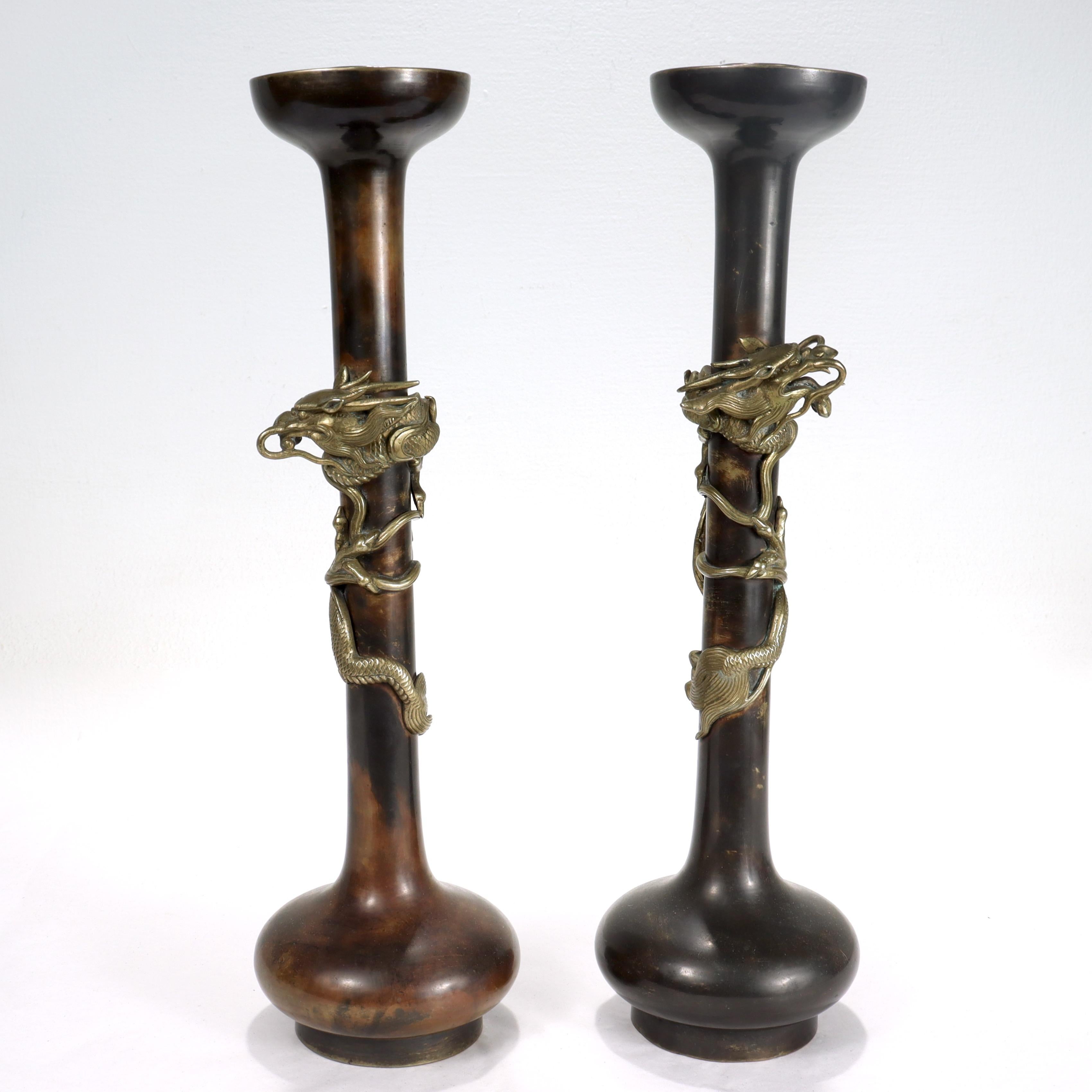 Paar antike japanische Bronze-Kerzenständer mit geriffelten Drachen im Angebot 1
