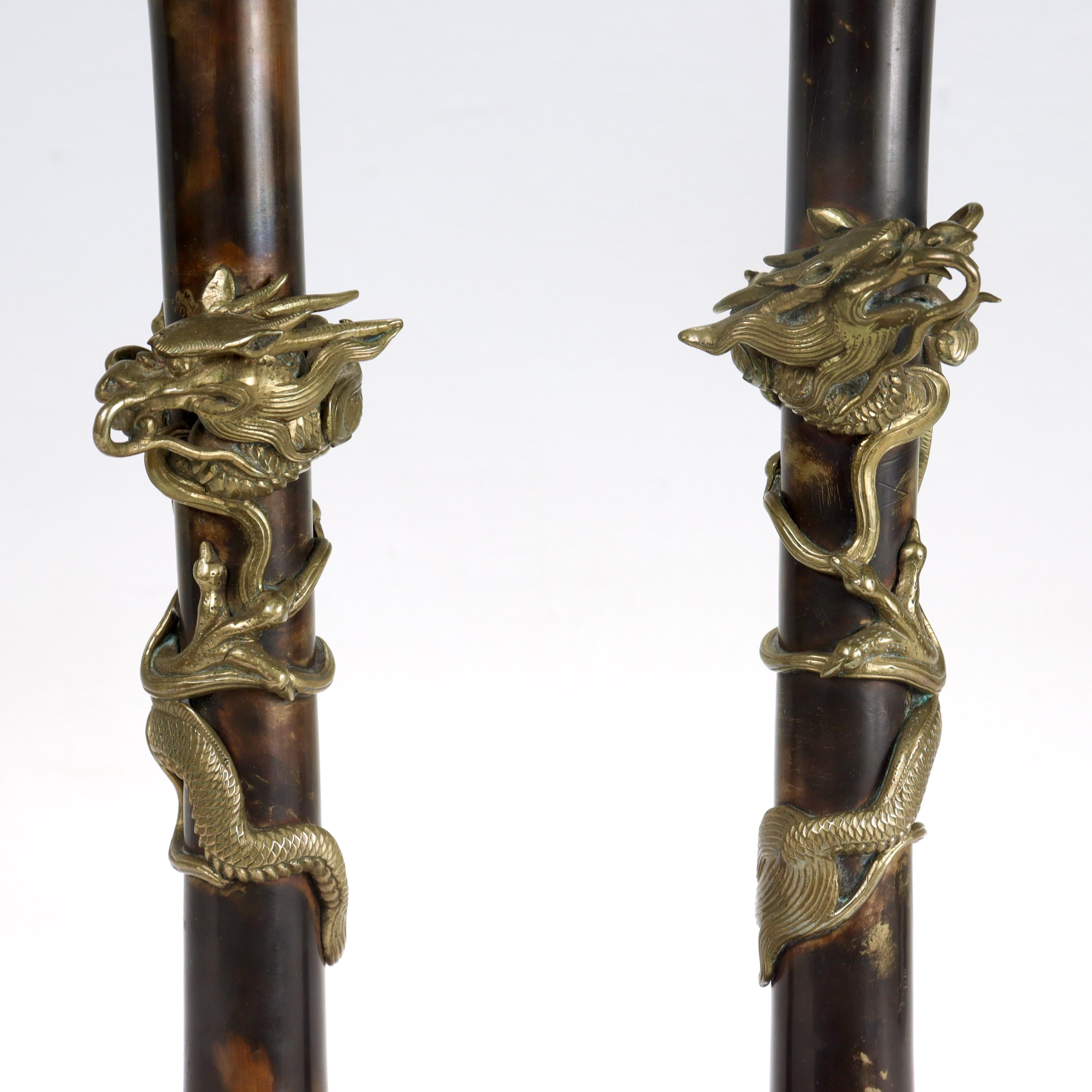 Paar antike japanische Bronze-Kerzenständer mit geriffelten Drachen im Angebot 2