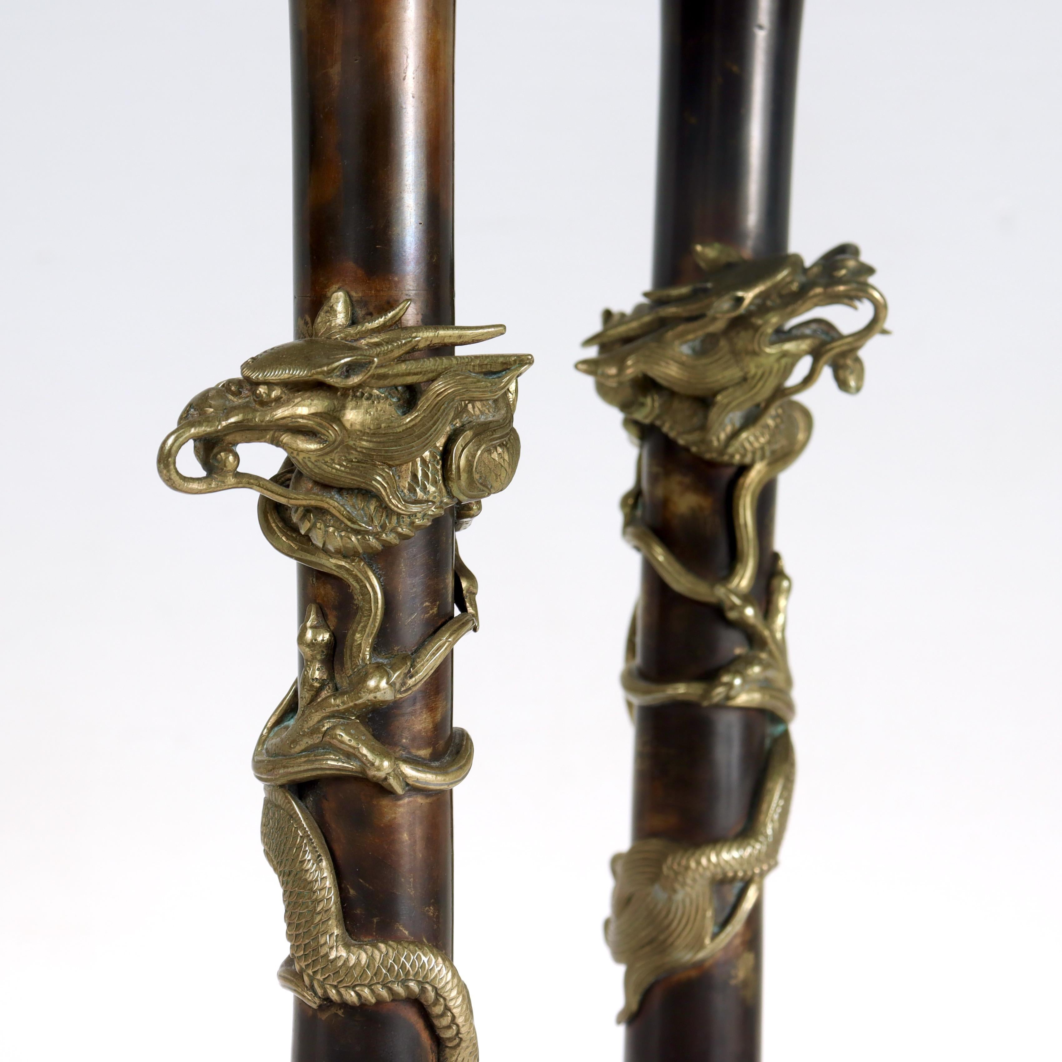 Paar antike japanische Bronze-Kerzenständer mit geriffelten Drachen im Angebot 3