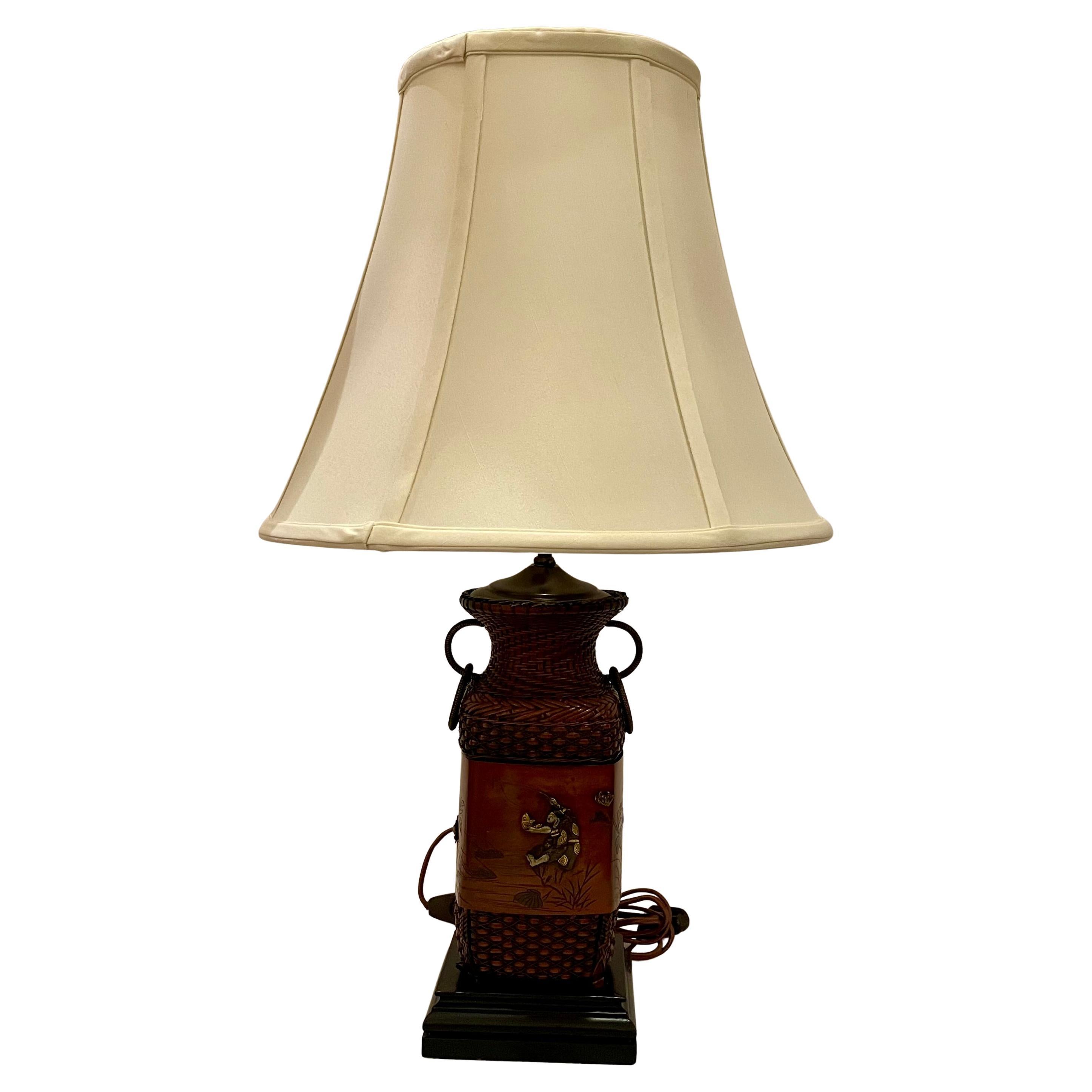 XX secolo Coppia di antiche lampade da tavolo giapponesi in bronzo, CIRCA 1900. in vendita