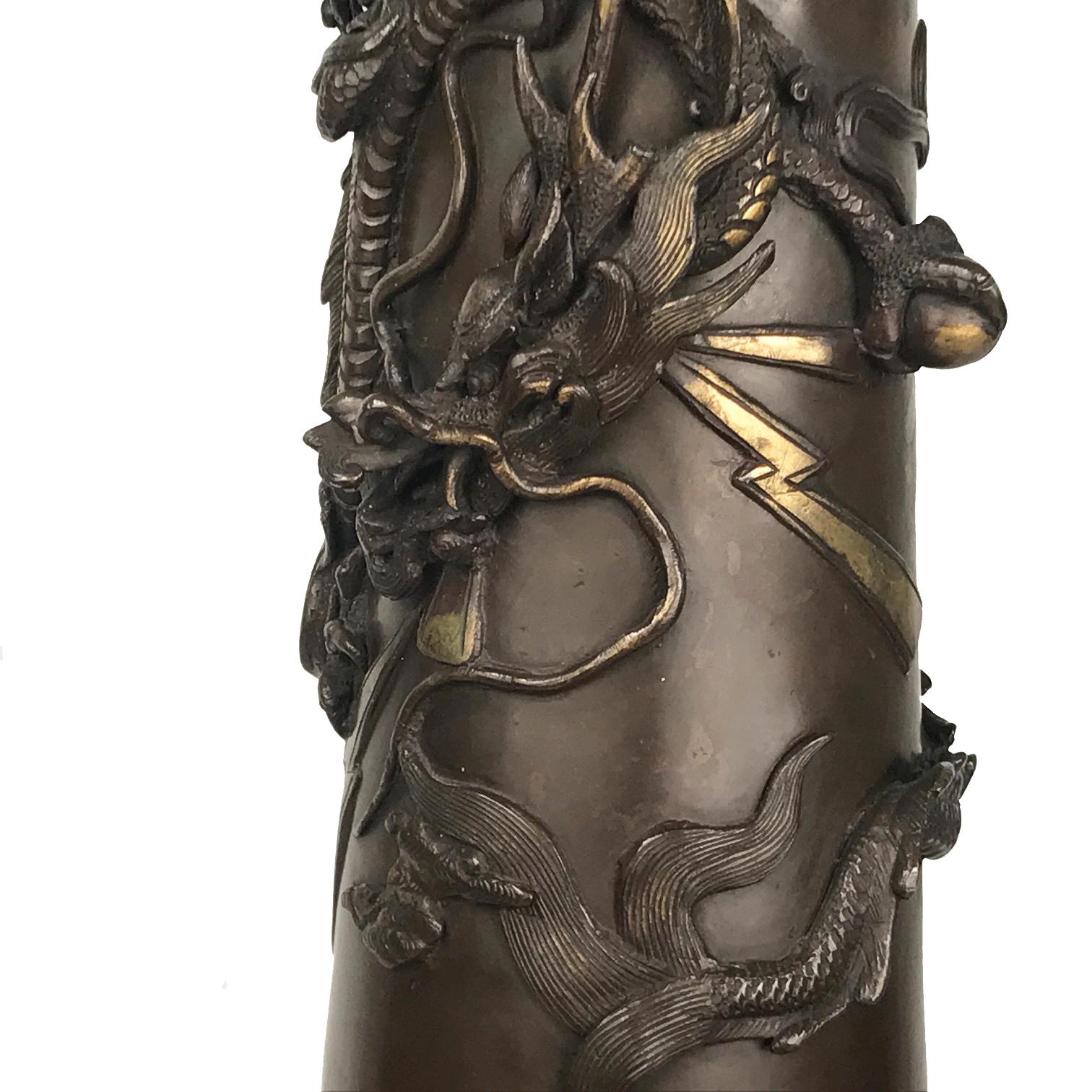 Bronzo Coppia di antiche urne giapponesi in bronzo, ora montate come lampade