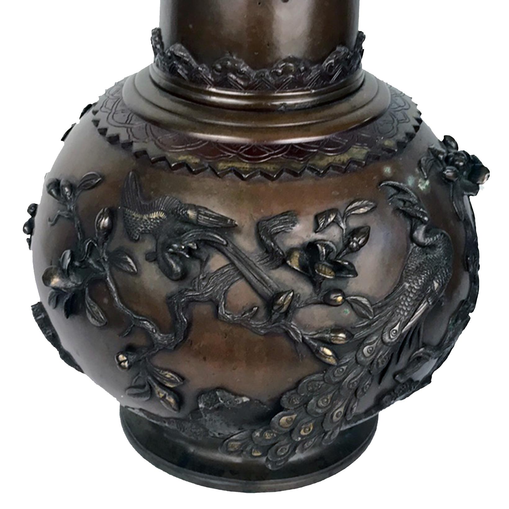Paire d'urnes japonaises anciennes en bronze, maintenant montées comme lampes en vente 2