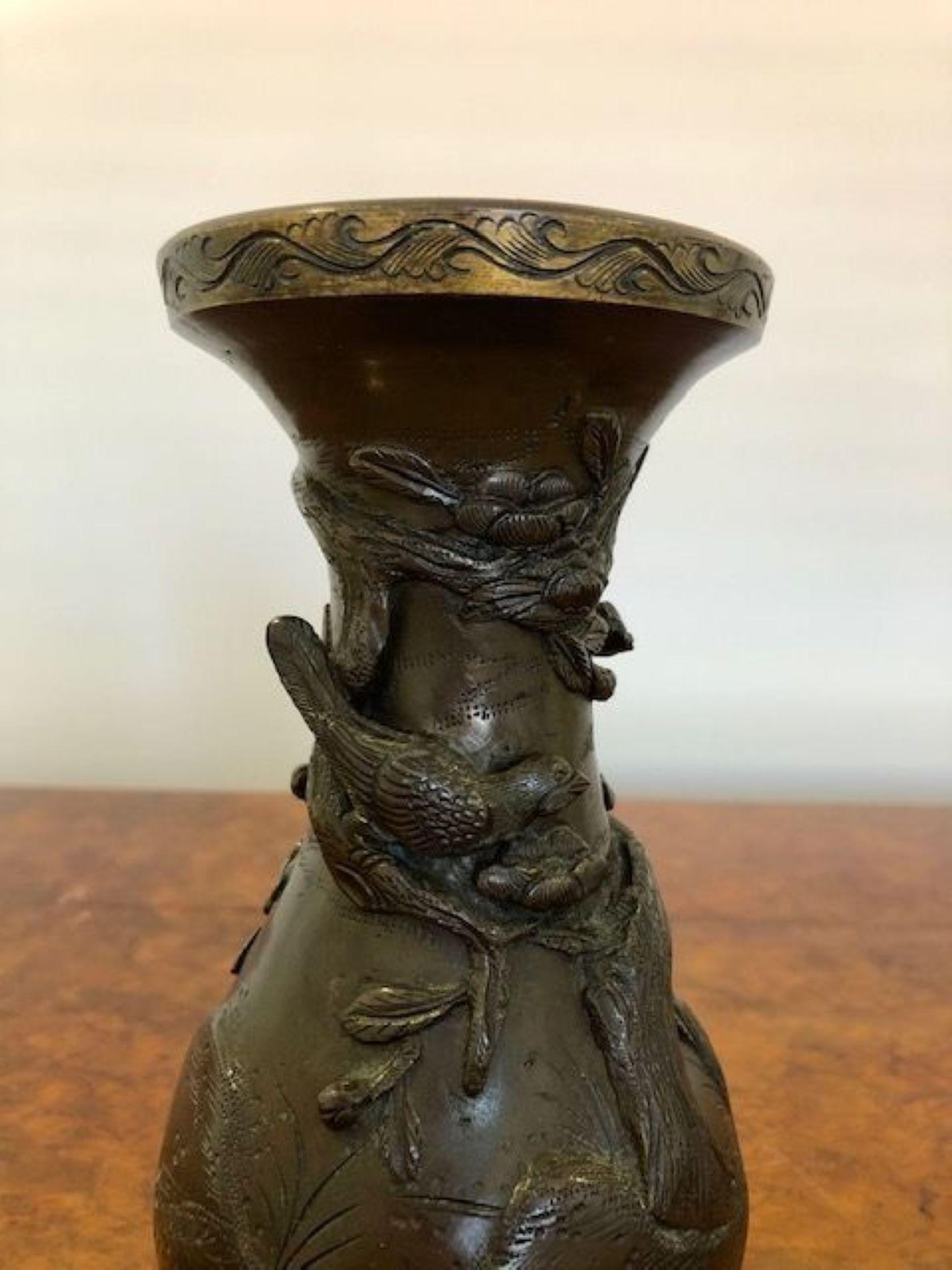 Bronze Paire de vases japonais anciens en bronze de la période Meiji en vente