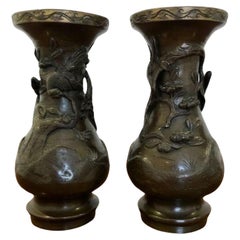 Paire de vases japonais anciens en bronze de la période Meiji