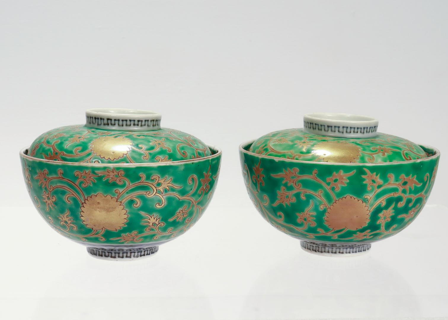 Un par de cuencos y tapas antiguos de arroz de Imari Porcelain

Probablemente japonés, pero posiblemente chino.

Cada una decorada en el exterior con intrincadas flores y enredaderas doradas sobre un fondo verde pintado.

El interior tanto del