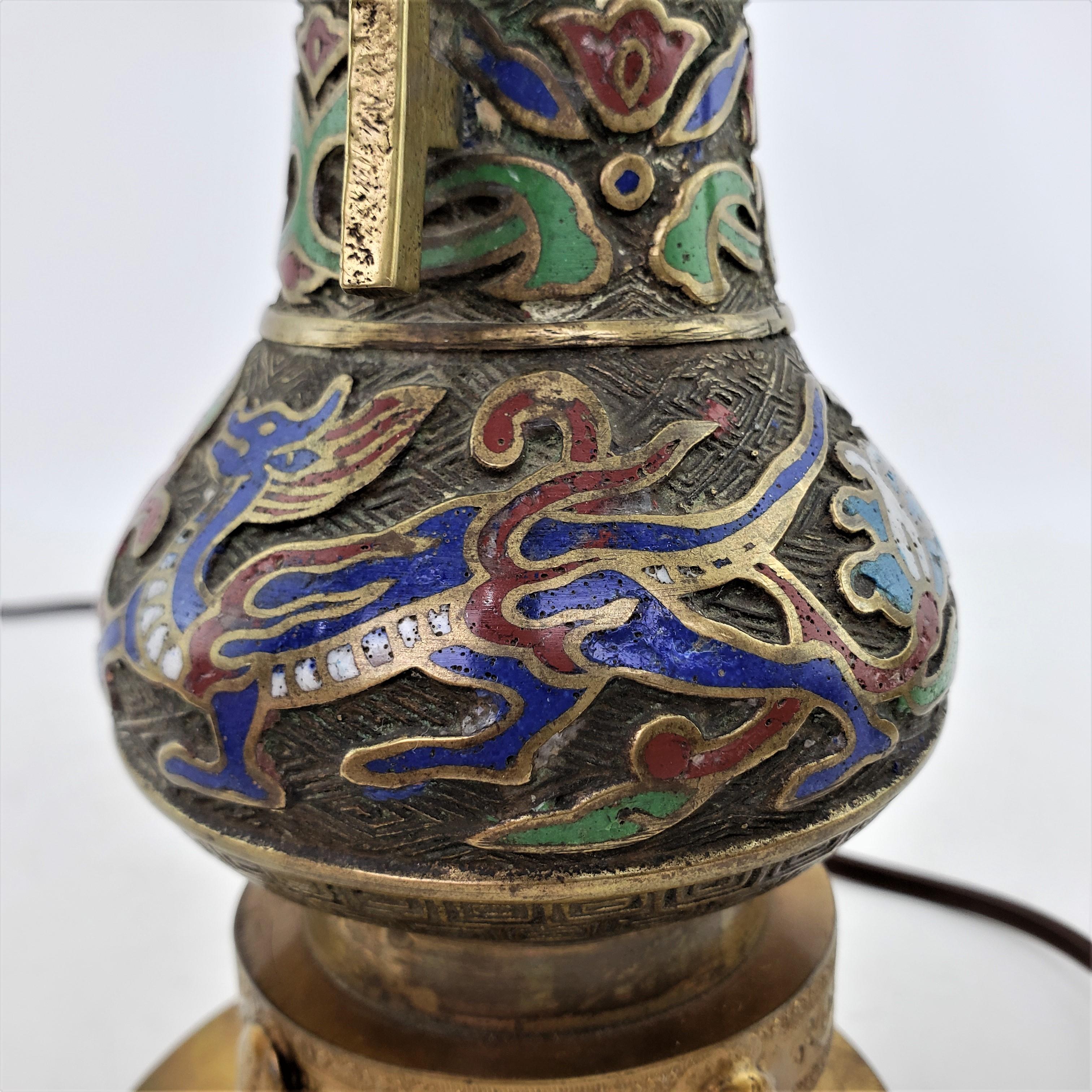 Coppia di antiche lampade da tavolo giapponesi Cloisonne da accento o da boudoir in vendita 3