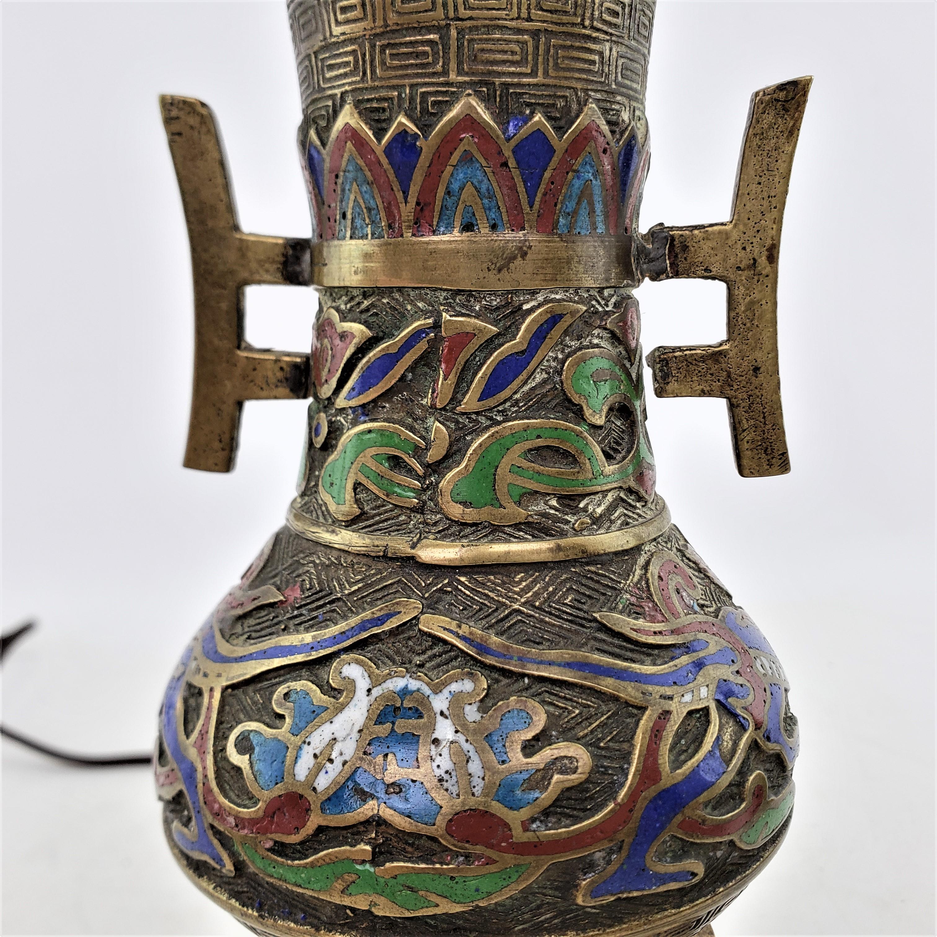 Coppia di antiche lampade da tavolo giapponesi Cloisonne da accento o da boudoir in vendita 4